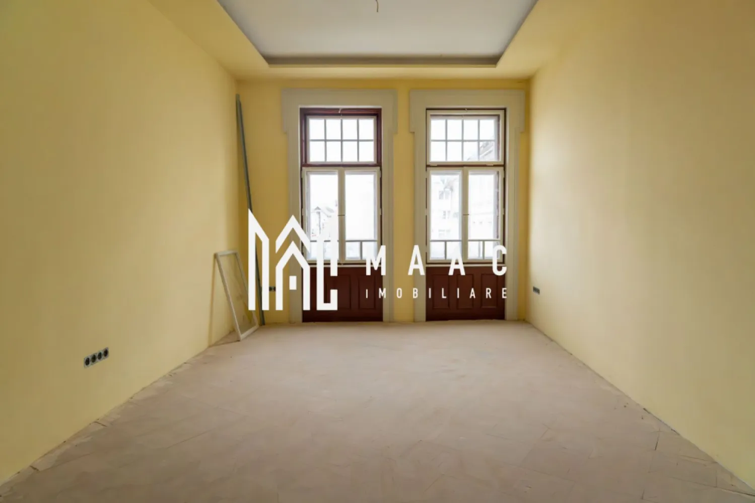 Spatiu comercial/ Birou I 9 camere I 360 mpu I Centru-Agnita - MAAC Imobiliare propune spre achiziție un întreg etaj cu destinație comercială, al unei clădiri cu poziție ultracentrală în orașul Agnita.

Parterul clădirii găzduiește activitatea ANCPI Agnita, iar etajul a fost utilizat anterior pentru activități medicale.

Proprietatea cu regim de înălțime P + E + Pod, suprafața totală: 360 mp utili, compartimentată astfel:

- scări interioare cu grup sanitar la mezanin
- hol spațios în formă de L, cu acces către 9 camere (minim 25 mp fiecare)
- grup sanitar cu 4 cabine de toaletă și o cabină de duș
- scările și parțial holurile sunt acoperite cu granit. La etaj este necesară amenajarea podelei.

Caracteristici camere:
- Tavane înalte
- Ferestre mari cu vedere către Primărie și strada Mihai Viteazu
- Parchet din lemn masiv de stejar (rașchetat, necesită lăcuire)
- Instalație electrică nouă
- Pereți finisați (necesită zugrăvire)
- Alimentare și contorizare separată a utilităților

Oportunitate de investiție:

Podul, ce se întinde pe toată suprafața clădirii, poate fi amenajat ca spațiu locuibil sau adaptat pentru diverse activități comerciale, oferind un plus semnificativ de suprafață și valoare. Această caracteristică transformă proprietatea într-o investiție versatilă, cu potențial de extindere și maximizare a profitului.
Proprietatea este ideală pentru activități medicale, administrative, comerciale, educaționale sau pentru dezvoltarea unui proiect mixt, cu spații moderne și funcționale.

Pentru mai multe detalii contactați echipa MAAC Imobiliare specificând ID CP2851019