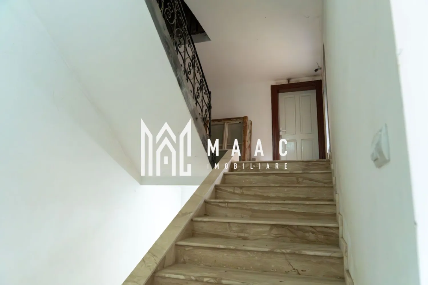 Spatiu comercial/ Birou I 9 camere I 360 mpu I Centru-Agnita - MAAC Imobiliare propune spre achiziție un întreg etaj cu destinație comercială, al unei clădiri cu poziție ultracentrală în orașul Agnita.

Parterul clădirii găzduiește activitatea ANCPI Agnita, iar etajul a fost utilizat anterior pentru activități medicale.

Proprietatea cu regim de înălțime P + E + Pod, suprafața totală: 360 mp utili, compartimentată astfel:

- scări interioare cu grup sanitar la mezanin
- hol spațios în formă de L, cu acces către 9 camere (minim 25 mp fiecare)
- grup sanitar cu 4 cabine de toaletă și o cabină de duș
- scările și parțial holurile sunt acoperite cu granit. La etaj este necesară amenajarea podelei.

Caracteristici camere:
- Tavane înalte
- Ferestre mari cu vedere către Primărie și strada Mihai Viteazu
- Parchet din lemn masiv de stejar (rașchetat, necesită lăcuire)
- Instalație electrică nouă
- Pereți finisați (necesită zugrăvire)
- Alimentare și contorizare separată a utilităților

Oportunitate de investiție:

Podul, ce se întinde pe toată suprafața clădirii, poate fi amenajat ca spațiu locuibil sau adaptat pentru diverse activități comerciale, oferind un plus semnificativ de suprafață și valoare. Această caracteristică transformă proprietatea într-o investiție versatilă, cu potențial de extindere și maximizare a profitului.
Proprietatea este ideală pentru activități medicale, administrative, comerciale, educaționale sau pentru dezvoltarea unui proiect mixt, cu spații moderne și funcționale.

Pentru mai multe detalii contactați echipa MAAC Imobiliare specificând ID CP2851019