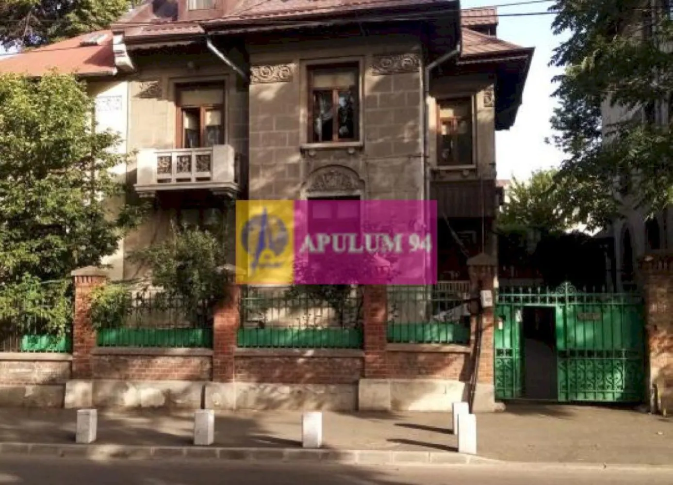 Apartament Elegant in Vilă zona Gradina Botanica-Splaiul Independenței - Vă propun spre cumparare un apartament in zona de centru a Capitalei, dispus pe doua nivele, etaj 1 + mansarda, situat la mică distanță de Gradina Botanică și Palatul Cotroceni.
Finalizat in perioada interbelică, imobilul a schimbat doar o singură dată proprietarul si este bine intreținut. Instalația de gaze, instalația de apa si canalizarea au fost executate de firme avizate și sunt noi, asigurand un confort sporit.
Intregul imobil este dispus pe 4 nivele (Demisol, Parter, Etaj si Mansarda) si compus din doua apartamente. Apartamentul 1 este al familiei care ocupă Demisolul si Parterul iar Apartamentul 2, cel care se vinde, este cel care ocupa Etajul si Mansarda. 
Accesul se face pe intrare separata si toate utilitatile sunt contorizate separat. De la intrarea principala, se urca pe o scara interioara, care apartine (exclusiv) apartamentului 2. Imobilul are 3 căi de acces, o intrare comună situată în partea din spate a casei în apropierea garajului 
(foarte practică atunci când venim de la cumpăraturi deoarece este cea mai apropiată de bucătăria noastră de la etaj) și câte una separată pentru fiecare apartament. Intrările separate sunt deosebite, cu un design primitor și oferă un plus de farmec fiecărui apartament. Beneficiem deci si de o intrare proprie, care ne ofera acces direct atat la etajul 1, cat si la mansarda.
Etajul este de o eleganță aparte și păstrează aerul boem al perioadei interbelice, camerele având o înalțime de peste 3m, elemente decorative si ștucaturi care s-au pastrat foarte bine.
La etajul 1, avem un salon si trei dormitoare, baie, grup sanitar si o bucatarie spatioasa prevăzută cu cămară. La mansarda avem 2 dormitoare cu lucarna fiecare, bucatarie, baie si grup sanitar, dar si 3 camere de pod, care pot fi folosite ca spatii de depozitare. 
Apartamentul poate permite locuirea separata a 2 familii, unul dintre nivele putand constinui o sursa de venit prin inchiriere.
Incalzirea este asigurata de o centrala termica noua (Keston System cu condensare – 30 KW). Apa calda este asigurata de doua centrale Ariston (cate una pe fiecare nivel). Acoperisul a fost schimbat recent, folosindu-se tigla metalica Lindab.
Garajul este proiectat pentru doua masini si este proprietate comuna, in cota de ½. 
Suprafata utila de 174,64 mp include spatiile de la mansarda, spatiile de la etajul 1, garajul si magazia din curte. Suprafata totala construita de 225,74 mp include suplimentar cele 3 camere de pod de la mansarda, balconul de la etajul 1, si cota de ½ din scara de serviciu care este comuna cu apartamentul de la parter.
Apartamentului 2 ii revin 60 mp de teren liber din curte din totalul de 120 mp.
Se vinde practic jumatate din vila frumoasă situată in centrul Capitalei. Imobilul se vinde mobilat si utilat. 
Suntem in zona de centru a Capitalei, la 150 de metri de Podul Cotroceni, in vecinatate aflandus-se Splaiul Independentei, Cladirea Casei Radio, Spitalul Municipal si Carrefour Orhideea.
Avem in proximitate 3 parcuri (Gradina Botanica, Parcul Operei, Parcul Izvor). Metrou avem statia Eroilor la 5 minute mers pe jos iar stație de autobuz si troleibus este la 70m de poarta. Avem in zonă piste de biciclete. 
În apropiere avem mai multe gradinte, școli, licee de prestigiu și mai multe instituții de invațământ superior (Facultatea de Sport, Facultatea de Medicina si Politehnica). 
 Vă aștept cu drag să faceți cunoștință cu noul dumneavoastră cămin. Daniel, Apulum94.