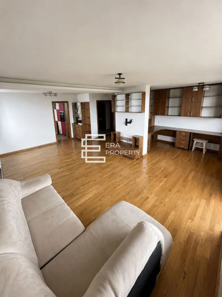 Apartament cu 4 camere | 118 mp utili | Cartier Tilișca | 3 balcoane | - 𝐀𝐩𝐚𝐫𝐭𝐚𝐦𝐞𝐧𝐭 𝐜𝐮 𝟒 𝐜𝐚𝐦𝐞𝐫𝐞 | 𝟏𝟏𝟖 𝐦𝐩 𝐮𝐭𝐢𝐥𝐢 | 𝐂𝐚𝐫𝐭𝐢𝐞𝐫 𝐓𝐢𝐥𝐢𝐬𝐜𝐚 | 𝟑 𝐛𝐚𝐥𝐜𝐨𝐚𝐧𝐞 | 𝐏𝐚𝐫𝐜𝐚𝐫𝐞 𝐢𝐧𝐜𝐥𝐮𝐬𝐚

Pentru o familie care apreciază spațiul, lumina naturală și liniștea, acest apartament reprezintă o alegere foarte bună.

Amplasat în cartierul Tilișca, la etajul 2 al unui imobil cu regim redus de înălțime (P+2+M), construit în anul 2010, apartamentul oferă o suprafață utilă de 118 mp și o compartimentare practică, concepută pentru confortul întregii familii.

Compartimentare:
living spațios, de aproximativ 40 mp, cu suprafețe vitrate generoase și vedere deschisă către zona Cibin și Aeroportul Sibiu;
3 dormitoare confortabile;
bucătărie închisă;
încăpere separată destinată gătitului, care poate fi folosită și ca cămară;
2 băi, una dintre ele dotată cu cabină de duș;
2 holuri ample, care facilitează circulația între încăperi;
3 balcoane ce oferă spațiu suplimentar pentru relaxare sau depozitare.

Dotări:
✔ centrală termică proprie în condensare;
✔ încălzire prin calorifere;
✔ loc de parcare inclus în preț;
✔ boxă la subsol de aproximativ 2 mp;
✔ disponibil imediat;
✔ se vinde mobilat și utilat, conform prezentării.

Compartimentarea separă eficient zona de zi de zona destinată odihnei, oferind un plus de intimitate și funcționalitate. Fiecare spațiu este bine dimensionat, iar camerele beneficiază de lumină naturală pe tot parcursul zilei.

Priveliștea deschisă și lipsa construcțiilor în imediata apropiere contribuie la o atmosferă aerisită și plăcută.

Datorită suprafeței generoase și modului în care este organizat, acest apartament oferă confortul unei case, fără a renunța la avantajele unei locuințe la bloc.

Dacă îți dorești un apartament spațios, bine întreținut și pregătit pentru mutare, această proprietate merită să fie pe lista ta de vizionări.