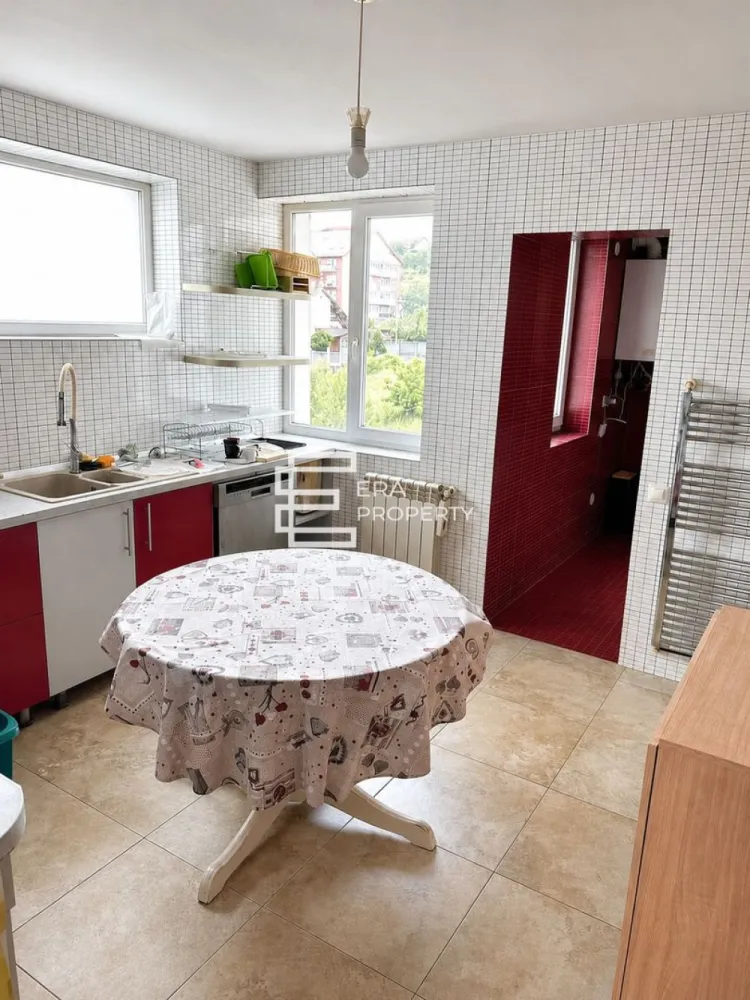 Apartament cu 4 camere | 118 mp utili | Cartier Tilișca | 3 balcoane | - 𝐀𝐩𝐚𝐫𝐭𝐚𝐦𝐞𝐧𝐭 𝐜𝐮 𝟒 𝐜𝐚𝐦𝐞𝐫𝐞 | 𝟏𝟏𝟖 𝐦𝐩 𝐮𝐭𝐢𝐥𝐢 | 𝐂𝐚𝐫𝐭𝐢𝐞𝐫 𝐓𝐢𝐥𝐢𝐬𝐜𝐚 | 𝟑 𝐛𝐚𝐥𝐜𝐨𝐚𝐧𝐞 | 𝐏𝐚𝐫𝐜𝐚𝐫𝐞 𝐢𝐧𝐜𝐥𝐮𝐬𝐚

Pentru o familie care apreciază spațiul, lumina naturală și liniștea, acest apartament reprezintă o alegere foarte bună.

Amplasat în cartierul Tilișca, la etajul 2 al unui imobil cu regim redus de înălțime (P+2+M), construit în anul 2010, apartamentul oferă o suprafață utilă de 118 mp și o compartimentare practică, concepută pentru confortul întregii familii.

Compartimentare:
living spațios, de aproximativ 40 mp, cu suprafețe vitrate generoase și vedere deschisă către zona Cibin și Aeroportul Sibiu;
3 dormitoare confortabile;
bucătărie închisă;
încăpere separată destinată gătitului, care poate fi folosită și ca cămară;
2 băi, una dintre ele dotată cu cabină de duș;
2 holuri ample, care facilitează circulația între încăperi;
3 balcoane ce oferă spațiu suplimentar pentru relaxare sau depozitare.

Dotări:
✔ centrală termică proprie în condensare;
✔ încălzire prin calorifere;
✔ loc de parcare inclus în preț;
✔ boxă la subsol de aproximativ 2 mp;
✔ disponibil imediat;
✔ se vinde mobilat și utilat, conform prezentării.

Compartimentarea separă eficient zona de zi de zona destinată odihnei, oferind un plus de intimitate și funcționalitate. Fiecare spațiu este bine dimensionat, iar camerele beneficiază de lumină naturală pe tot parcursul zilei.

Priveliștea deschisă și lipsa construcțiilor în imediata apropiere contribuie la o atmosferă aerisită și plăcută.

Datorită suprafeței generoase și modului în care este organizat, acest apartament oferă confortul unei case, fără a renunța la avantajele unei locuințe la bloc.

Dacă îți dorești un apartament spațios, bine întreținut și pregătit pentru mutare, această proprietate merită să fie pe lista ta de vizionări.