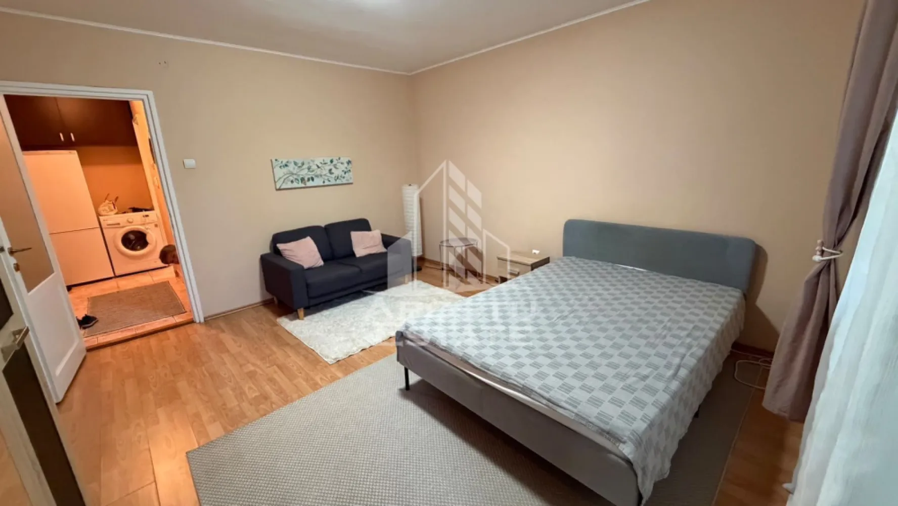 Apartament 1 camere de inchiriat,Sagului, Timisoara - Agentia imobiliara APOSTU ESTATE va propune spre inchiriere un apartament cu 1 camere, spatios si luminos, situat in zona Sagului, o zona linistita si bine pozitionata din Timisoara, potrivit pentru cupluri sau studenti care isi doresc o locuinta unde sa se simta confortabil si cu acces facil catre scoli, statii de autobuz, supermarketuri , magazine de zona, parcuri.

Suprafata utila: 32 mp
Compartimentare eficienta:
-Hol de acces 
-Bucatarie complet mobilata si utilata, cu loc de luat masa
-Dormitor mobilat si utilat
-Baie prevazuta cu cada
-Balcon prevazut cu spatiu de depozitare si birou

Confort si facilitati:
-Incalzirea apartamentului: colterm
-Apartamentul este complet mobilat si utilat

Localizare:
-Timis,Timisoara, zona Saugului– acces facil spre magazine, supermarketul Kaufland, scoli, parcuri si mijloace de transport in comun.

Ideal pentru:
-Cupluri
-Studenti

Disponibilitate: imediata
Pret chirie lunara: 300 euro 
Programeaza o vizionare pentru a-ti putea imagina viitorul aici!
ID intern: CP3198919
