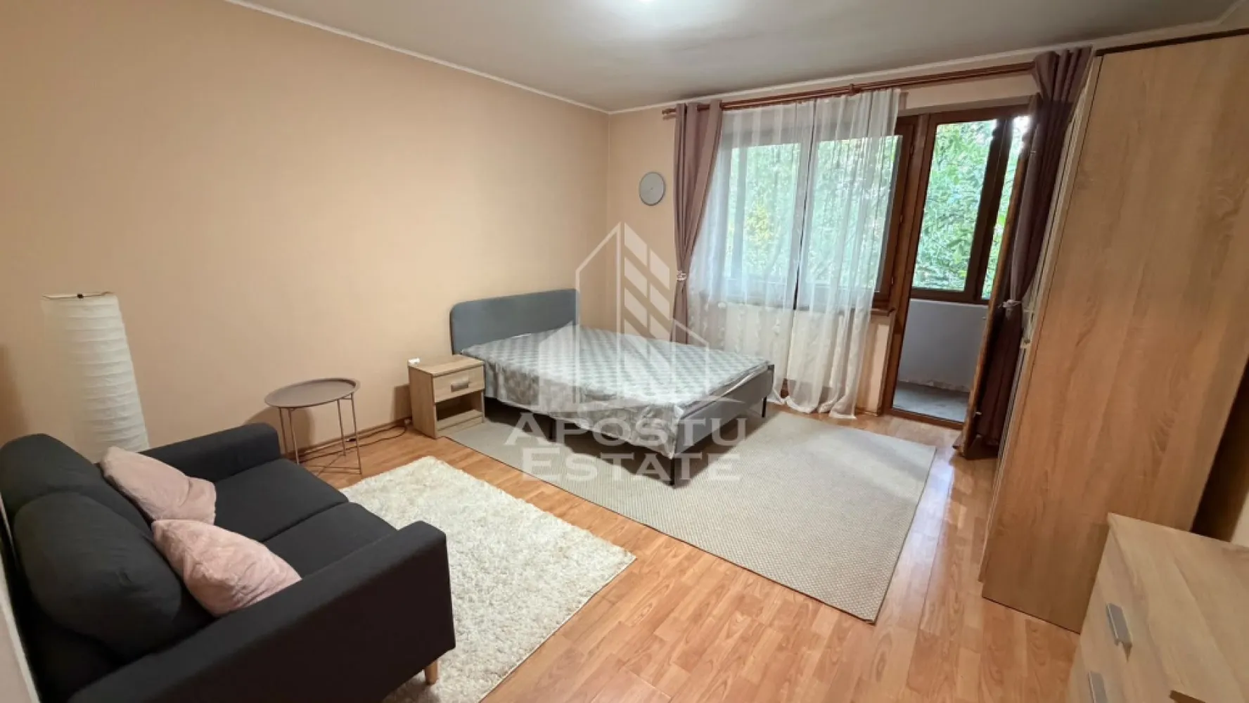 Apartament 1 camere de inchiriat,Sagului, Timisoara - Agentia imobiliara APOSTU ESTATE va propune spre inchiriere un apartament cu 1 camere, spatios si luminos, situat in zona Sagului, o zona linistita si bine pozitionata din Timisoara, potrivit pentru cupluri sau studenti care isi doresc o locuinta unde sa se simta confortabil si cu acces facil catre scoli, statii de autobuz, supermarketuri , magazine de zona, parcuri.

Suprafata utila: 32 mp
Compartimentare eficienta:
-Hol de acces 
-Bucatarie complet mobilata si utilata, cu loc de luat masa
-Dormitor mobilat si utilat
-Baie prevazuta cu cada
-Balcon prevazut cu spatiu de depozitare si birou

Confort si facilitati:
-Incalzirea apartamentului: colterm
-Apartamentul este complet mobilat si utilat

Localizare:
-Timis,Timisoara, zona Saugului– acces facil spre magazine, supermarketul Kaufland, scoli, parcuri si mijloace de transport in comun.

Ideal pentru:
-Cupluri
-Studenti

Disponibilitate: imediata
Pret chirie lunara: 300 euro 
Programeaza o vizionare pentru a-ti putea imagina viitorul aici!
ID intern: CP3198919