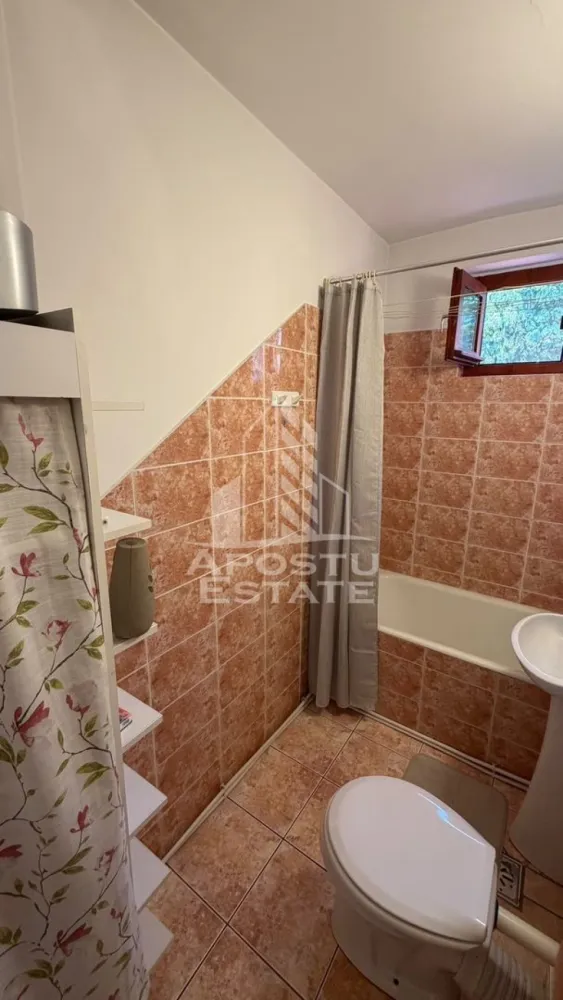 Apartament 1 camere de inchiriat,Sagului, Timisoara - Agentia imobiliara APOSTU ESTATE va propune spre inchiriere un apartament cu 1 camere, spatios si luminos, situat in zona Sagului, o zona linistita si bine pozitionata din Timisoara, potrivit pentru cupluri sau studenti care isi doresc o locuinta unde sa se simta confortabil si cu acces facil catre scoli, statii de autobuz, supermarketuri , magazine de zona, parcuri.

Suprafata utila: 32 mp
Compartimentare eficienta:
-Hol de acces 
-Bucatarie complet mobilata si utilata, cu loc de luat masa
-Dormitor mobilat si utilat
-Baie prevazuta cu cada
-Balcon prevazut cu spatiu de depozitare si birou

Confort si facilitati:
-Incalzirea apartamentului: colterm
-Apartamentul este complet mobilat si utilat

Localizare:
-Timis,Timisoara, zona Saugului– acces facil spre magazine, supermarketul Kaufland, scoli, parcuri si mijloace de transport in comun.

Ideal pentru:
-Cupluri
-Studenti

Disponibilitate: imediata
Pret chirie lunara: 300 euro 
Programeaza o vizionare pentru a-ti putea imagina viitorul aici!
ID intern: CP3198919