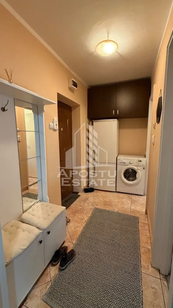 Apartament 1 camere de inchiriat,Sagului, Timisoara - Agentia imobiliara APOSTU ESTATE va propune spre inchiriere un apartament cu 1 camere, spatios si luminos, situat in zona Sagului, o zona linistita si bine pozitionata din Timisoara, potrivit pentru cupluri sau studenti care isi doresc o locuinta unde sa se simta confortabil si cu acces facil catre scoli, statii de autobuz, supermarketuri , magazine de zona, parcuri.

Suprafata utila: 32 mp
Compartimentare eficienta:
-Hol de acces 
-Bucatarie complet mobilata si utilata, cu loc de luat masa
-Dormitor mobilat si utilat
-Baie prevazuta cu cada
-Balcon prevazut cu spatiu de depozitare si birou

Confort si facilitati:
-Incalzirea apartamentului: colterm
-Apartamentul este complet mobilat si utilat

Localizare:
-Timis,Timisoara, zona Saugului– acces facil spre magazine, supermarketul Kaufland, scoli, parcuri si mijloace de transport in comun.

Ideal pentru:
-Cupluri
-Studenti

Disponibilitate: imediata
Pret chirie lunara: 300 euro 
Programeaza o vizionare pentru a-ti putea imagina viitorul aici!
ID intern: CP3198919