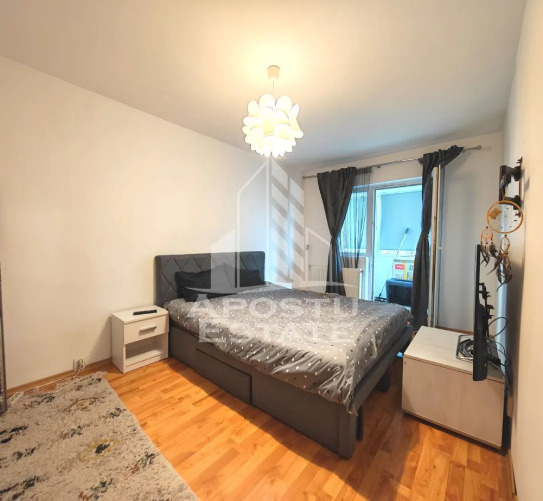 Apartament de vaznare cu 2 camere, decomandat, Lipovei, Timisoara - Apostu Estate vă oferă spre vânzare un apartament cu 2 camere, decomandat, situat la etajul 4 din 4 al unui bloc ce dispune de acoperiș din tigla, situat in Timis, Timisoara, zona Lipovei.
Zona este linistita, apartamentul aflandu-se la câteva minute fata de statia de autobuz, parc, market, Bega Lipovei. 

Apartamentul are o suprafata utila aproximativa de 45 mp, este decomandat și compartimentat astfel:
- hol de acces 
- bucătărie spațioasă prevăzută cu loc de luat masa și balcon 
- living spațios prevăzut cu balcon
- dormitor 
- baie prevăzută cu cada 

Confortul termic este realizat prin termoficare, dar și prin intermediul aparatului de aer condiționat.
Apartamentul beneficiază de instalație electrică și sanitara schimbate. 
Apartamentul se vinde mobilat și utilat!

Agentia imobiliara Apostu Estate va ofera consultanta bancara gratuita prin intermediul colaboratorilor nostri pentru alegerea celui mai potrivit tip de credit, astfel incat tu sa devi noul proprietar al acestui apartament.

Disponibil imediat!
Va asteptam cu drag la o vizionare!