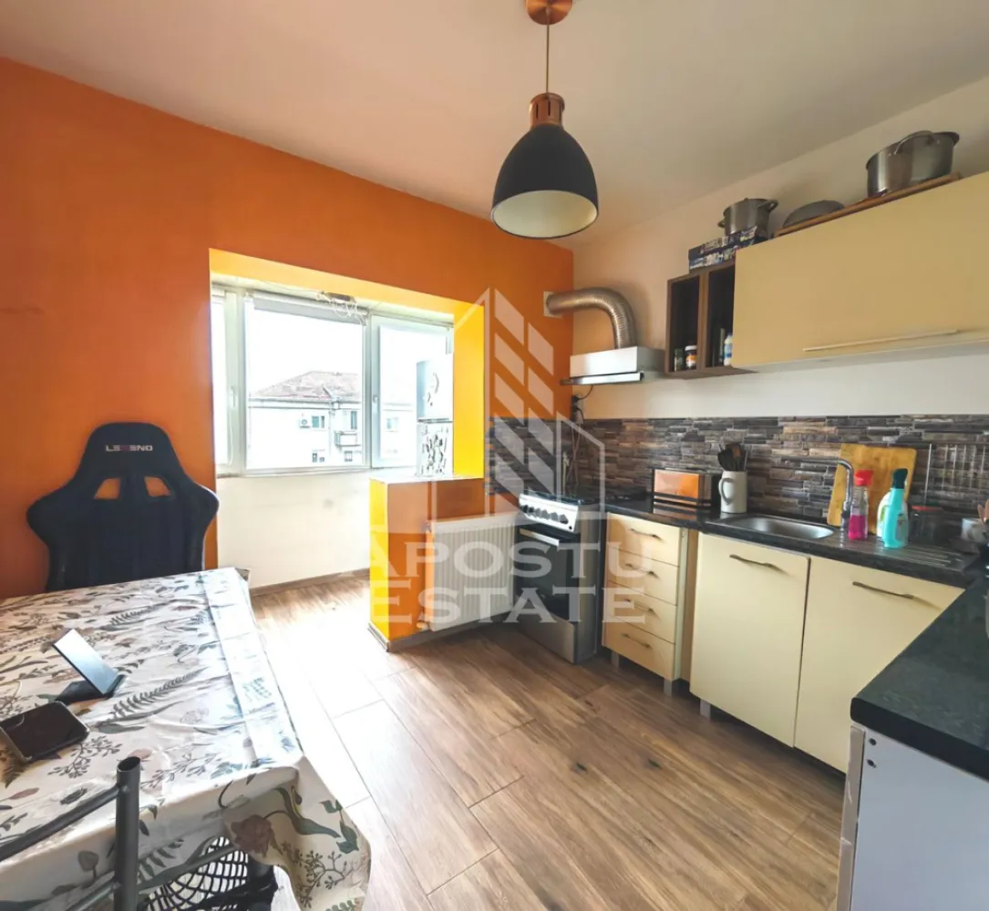 Apartament de vaznare cu 2 camere, decomandat, Lipovei, Timisoara - Apostu Estate vă oferă spre vânzare un apartament cu 2 camere, decomandat, situat la etajul 4 din 4 al unui bloc ce dispune de acoperiș din tigla, situat in Timis, Timisoara, zona Lipovei.
Zona este linistita, apartamentul aflandu-se la câteva minute fata de statia de autobuz, parc, market, Bega Lipovei. 

Apartamentul are o suprafata utila aproximativa de 45 mp, este decomandat și compartimentat astfel:
- hol de acces 
- bucătărie spațioasă prevăzută cu loc de luat masa și balcon 
- living spațios prevăzut cu balcon
- dormitor 
- baie prevăzută cu cada 

Confortul termic este realizat prin termoficare, dar și prin intermediul aparatului de aer condiționat.
Apartamentul beneficiază de instalație electrică și sanitara schimbate. 
Apartamentul se vinde mobilat și utilat!

Agentia imobiliara Apostu Estate va ofera consultanta bancara gratuita prin intermediul colaboratorilor nostri pentru alegerea celui mai potrivit tip de credit, astfel incat tu sa devi noul proprietar al acestui apartament.

Disponibil imediat!
Va asteptam cu drag la o vizionare!