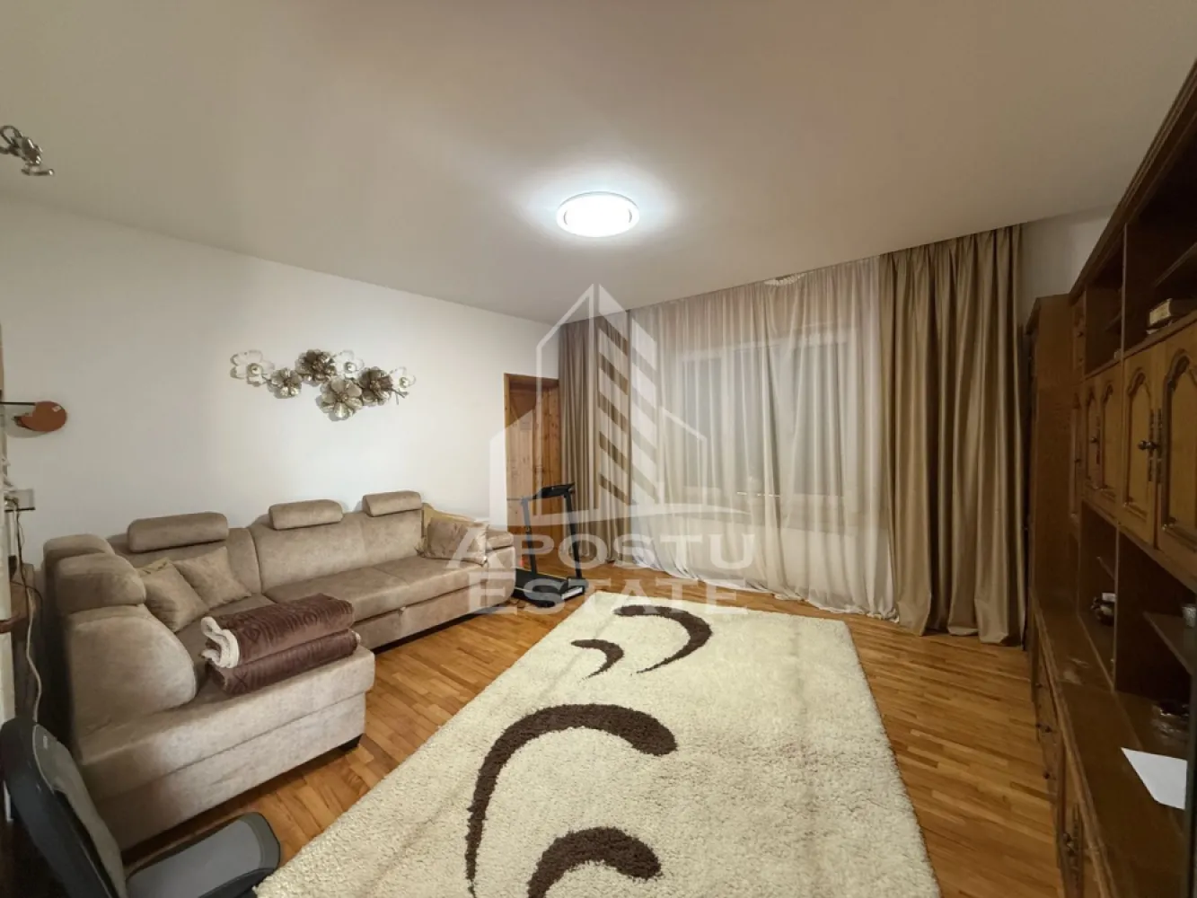 Casa individuala de vanzare cu proiect de extindere, zona Lunei - Agentia imobiliara APOSTU ESTATE va propune spre vanzare casa individuala in Timisoara, zona Lunei, pozitionata intr-o zona linistita si bine conectata, ideala atat pentru locuinta individuala cat si pentru investitie.
Imobilul este construit in anii 1982, din caramida solida, cu tavane inalte si structura durabila, avand regim de inaltime S+P. Casa a fost renovata in 2005 si instalația electrica a fost schimbata in 2016.
Imobilul dispune de o suprafata utila de 124 mp, teren de 633 mp si front stradal de 19m.
Dotari si facilitati:
Casa din caramida, constructie solida
Acoperis de tabla schimbat recent
Podul izolat cu vata bazaltica 
Izolatie sub podea si tavanele cu polistiren de 10
Exteriorul izolat cu polistiren de 15
Geamuri termopan cu rulouri
Centrala proprie pe gaz noua 
Videointerfon si Sistem de supraveghere video
Confort termic foarte bun
Curte generoasa cu acces auto si pietonal.
Proiect de extindere aprobat pentru o suprafață de 80m
Avantaje:
Zona Lunei – locatie cautata in Timisoara
Suprafata mare, versatila
Potrivita pentru locuinta multifamiliala, birouri, cabinete medicale, gradinita, after school sau alte activitati comerciale
Acces facil si vizibilitate buna
Agentia imobiliara Apostu Estate va ofera consultanta bancara gratuita prin intermediul colaboratorilor nostri pentru alegerea celui mai potrivit tip de credit, astfel incat tu sa devi noul proprietar al acestui apartament.
Id intern:CP3184365