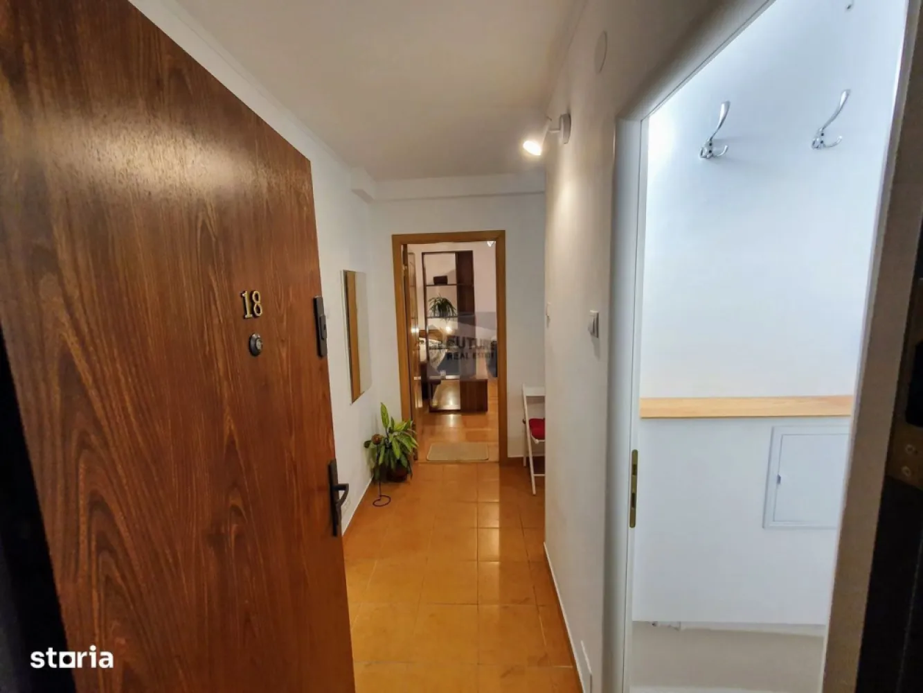 Apartament 1 cameră Vitan – Confort și Accesibilitate Mall Vitan - Vă propunem spre închiriere o garsonieră decomandată, situată într-una dintre cele mai căutate zone ale Capitalei: Vitan - Mall. Proprietatea este ideală pentru cei care își doresc un stil de viață urban, dar într-un cadru verde și aerisit. Specificații Tehnice & Dotări: Compartimentare: Decomandat, cu spații de depozitare suplimentare (cămară și debara). Suprafață optimizată: Balcon inclus în spațiul locuibil, oferind un plus de luminozitate. Echipamente: Ușă metalică, aer condiționat, combină frigorifică, cuptor electric și microunde, mașină de spălat, TV. Poziționare: Etaj 4/4, zonă extrem de liniștită, ferită de zgomotul bulevardului principal. Avantajele Zonei: Acces facil: Noduri de transport public (Metrou Timpuri Noi/Mihai Bravu, tramvai, autobuz). Facilități: În proximitate directă se află unități medicale, piețe, supermarketuri și zone de relaxare. Apartamentul se închiriază complet mobilat și utilat, fiind pregătit pentru mutare imediată. #ImobiliareBucuresti #ApartamentCool #LocatieTop #ChirieDirectProprietar #AnuntImobiliar #AcasaInBucuresti #VitanLife