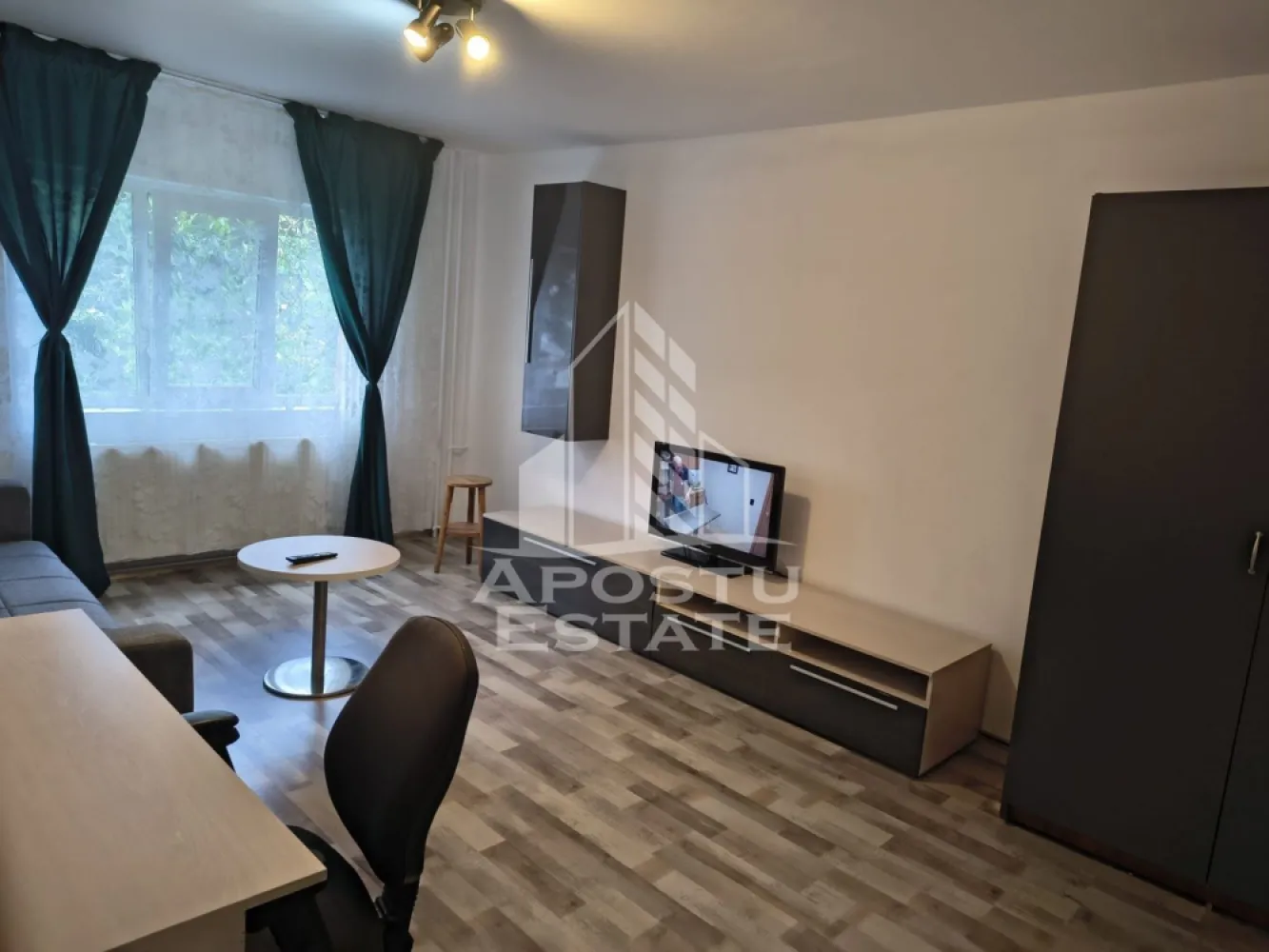 Apartament cu 2 camere CENTRALA PROPRIE in zona Soarelui. Timisoara - Agentia imobiliara APOSTU ESTATE va propune spre inchiriere un apartament cu 2 camere, spatios si luminos, situat in zona Soarelui, o zona linistita si bine pozitionata din Timisoara, potrivit pentru cupluri sau studenti care isi doresc o locuinta unde sa se simta confortabil si cu acces facil catre scoli, statii de autobuz, supermarketuri , magazine de zona, parcuri.

Suprafata utila: 55 mp
Compartimentare eficienta:
-Hol de acces generos
-Bucatarie complet mobilata si utilata, cu loc de luat masa
-Living luminos si spatios
-Dormitor mobilat si utilat
-Baie prevazuta cu cada

Confort si facilitati:
-Incalzirea apartamentului: colterm
-Apartamentul este complet mobilat si utilat

Localizare:
-Timis,Timisoara, zona Soarelui– acces facil spre magazine, scoli, parcuri si mijloace de transport in comun.

Ideal pentru:
-Cupluri
-Studenti

Disponibilitate: imediata
Pret chirie lunara: 360 euro 
Programeaza o vizionare pentru a-ti putea imagina viitorul aici!
ID intern: CP1888361