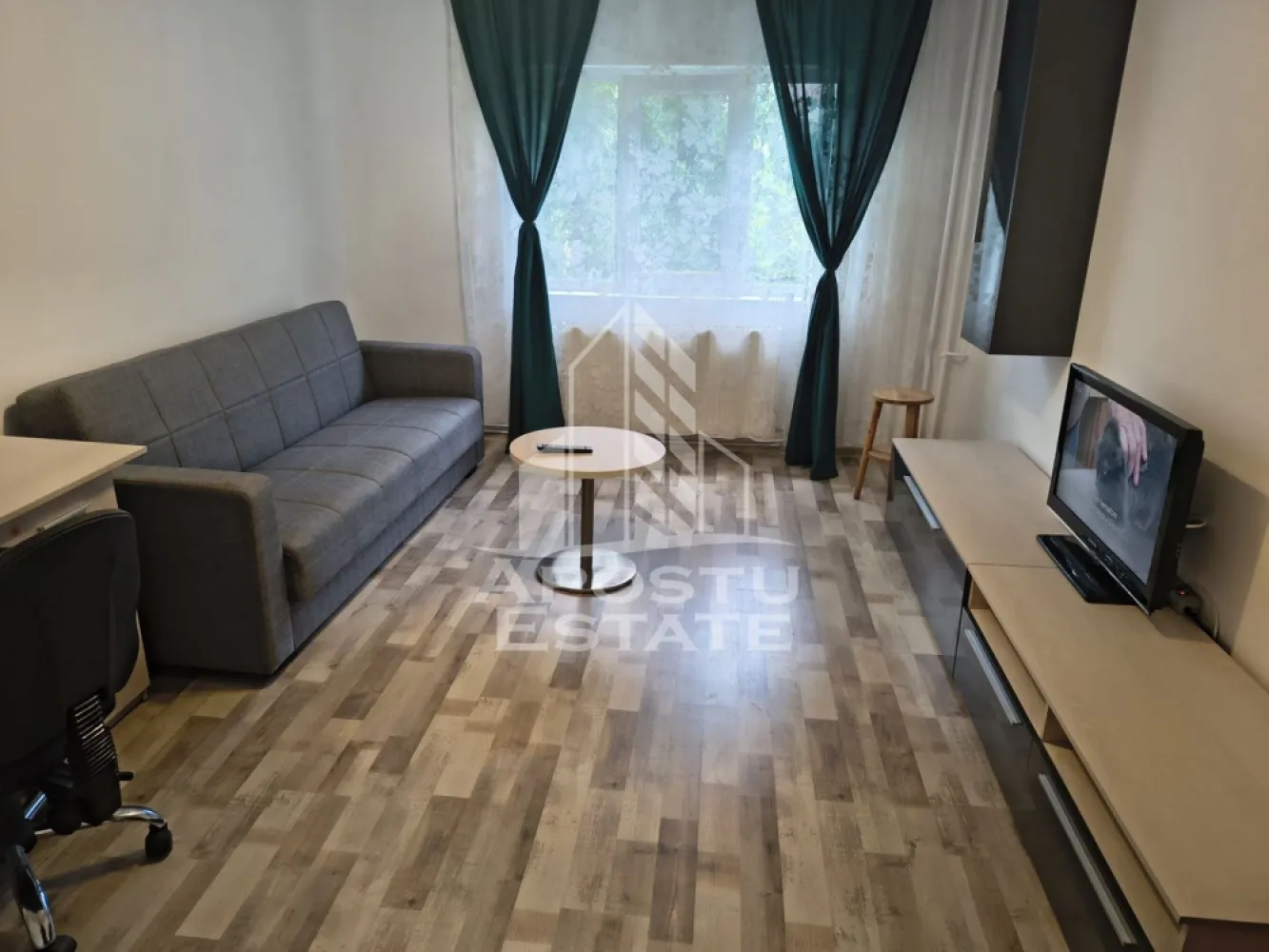 Apartament cu 2 camere CENTRALA PROPRIE in zona Soarelui. Timisoara - Agentia imobiliara APOSTU ESTATE va propune spre inchiriere un apartament cu 2 camere, spatios si luminos, situat in zona Soarelui, o zona linistita si bine pozitionata din Timisoara, potrivit pentru cupluri sau studenti care isi doresc o locuinta unde sa se simta confortabil si cu acces facil catre scoli, statii de autobuz, supermarketuri , magazine de zona, parcuri.

Suprafata utila: 55 mp
Compartimentare eficienta:
-Hol de acces generos
-Bucatarie complet mobilata si utilata, cu loc de luat masa
-Living luminos si spatios
-Dormitor mobilat si utilat
-Baie prevazuta cu cada

Confort si facilitati:
-Incalzirea apartamentului: colterm
-Apartamentul este complet mobilat si utilat

Localizare:
-Timis,Timisoara, zona Soarelui– acces facil spre magazine, scoli, parcuri si mijloace de transport in comun.

Ideal pentru:
-Cupluri
-Studenti

Disponibilitate: imediata
Pret chirie lunara: 360 euro 
Programeaza o vizionare pentru a-ti putea imagina viitorul aici!
ID intern: CP1888361