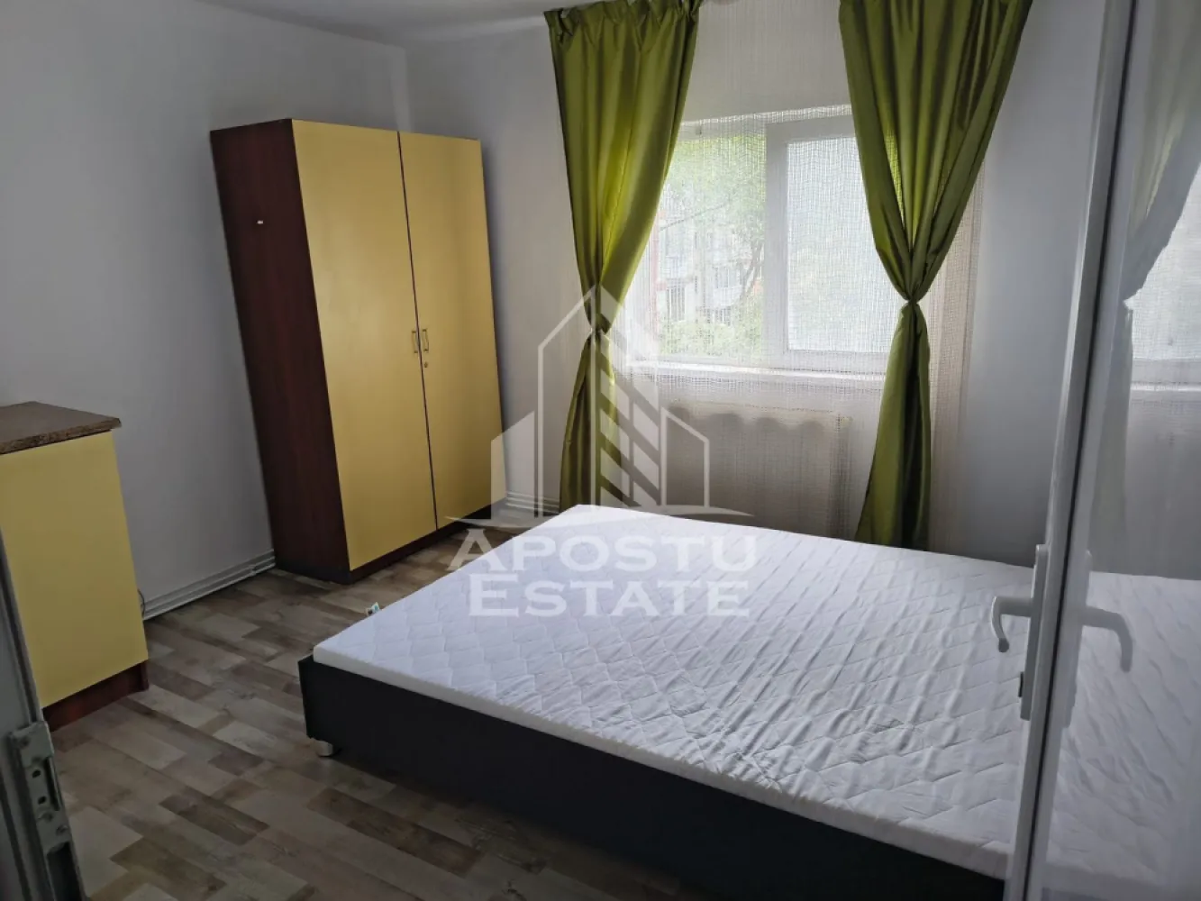 Apartament cu 2 camere CENTRALA PROPRIE in zona Soarelui. Timisoara - Agentia imobiliara APOSTU ESTATE va propune spre inchiriere un apartament cu 2 camere, spatios si luminos, situat in zona Soarelui, o zona linistita si bine pozitionata din Timisoara, potrivit pentru cupluri sau studenti care isi doresc o locuinta unde sa se simta confortabil si cu acces facil catre scoli, statii de autobuz, supermarketuri , magazine de zona, parcuri.

Suprafata utila: 55 mp
Compartimentare eficienta:
-Hol de acces generos
-Bucatarie complet mobilata si utilata, cu loc de luat masa
-Living luminos si spatios
-Dormitor mobilat si utilat
-Baie prevazuta cu cada

Confort si facilitati:
-Incalzirea apartamentului: colterm
-Apartamentul este complet mobilat si utilat

Localizare:
-Timis,Timisoara, zona Soarelui– acces facil spre magazine, scoli, parcuri si mijloace de transport in comun.

Ideal pentru:
-Cupluri
-Studenti

Disponibilitate: imediata
Pret chirie lunara: 360 euro 
Programeaza o vizionare pentru a-ti putea imagina viitorul aici!
ID intern: CP1888361