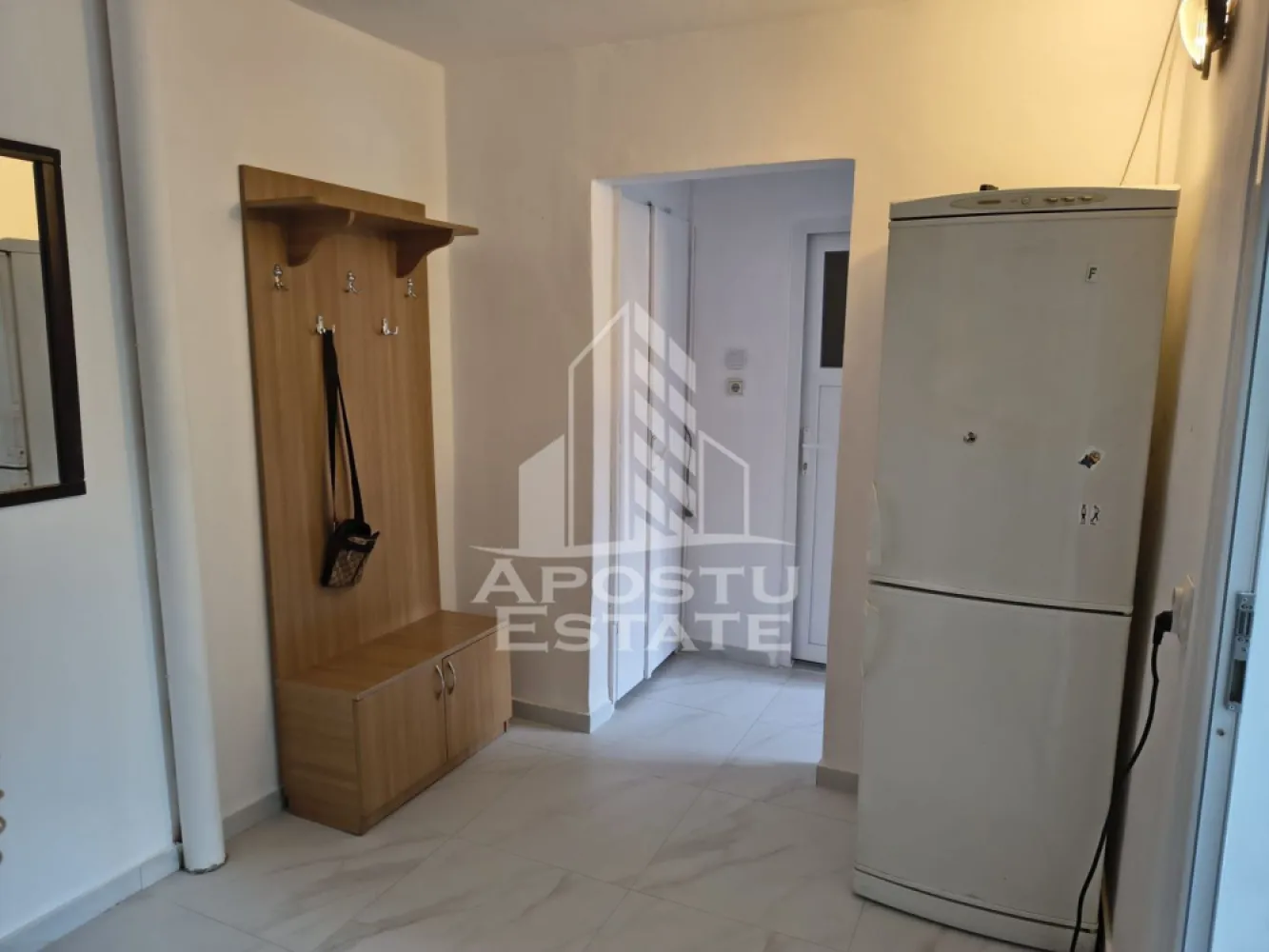 Apartament cu 2 camere CENTRALA PROPRIE in zona Soarelui. Timisoara - Agentia imobiliara APOSTU ESTATE va propune spre inchiriere un apartament cu 2 camere, spatios si luminos, situat in zona Soarelui, o zona linistita si bine pozitionata din Timisoara, potrivit pentru cupluri sau studenti care isi doresc o locuinta unde sa se simta confortabil si cu acces facil catre scoli, statii de autobuz, supermarketuri , magazine de zona, parcuri.

Suprafata utila: 55 mp
Compartimentare eficienta:
-Hol de acces generos
-Bucatarie complet mobilata si utilata, cu loc de luat masa
-Living luminos si spatios
-Dormitor mobilat si utilat
-Baie prevazuta cu cada

Confort si facilitati:
-Incalzirea apartamentului: colterm
-Apartamentul este complet mobilat si utilat

Localizare:
-Timis,Timisoara, zona Soarelui– acces facil spre magazine, scoli, parcuri si mijloace de transport in comun.

Ideal pentru:
-Cupluri
-Studenti

Disponibilitate: imediata
Pret chirie lunara: 360 euro 
Programeaza o vizionare pentru a-ti putea imagina viitorul aici!
ID intern: CP1888361