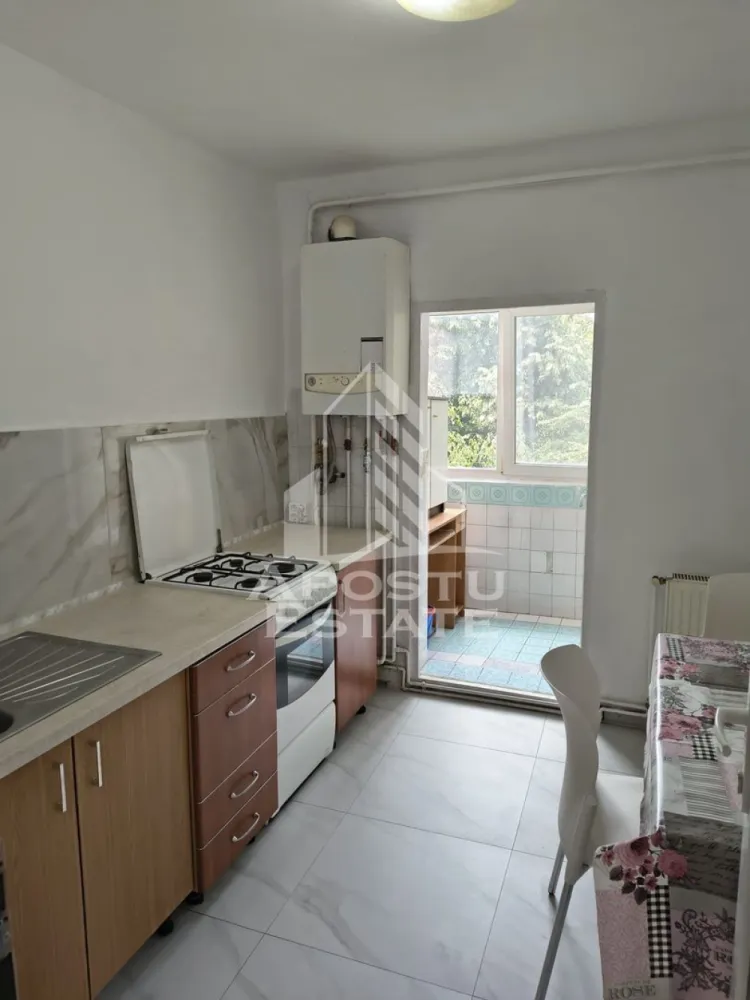 Apartament cu 2 camere CENTRALA PROPRIE in zona Soarelui. Timisoara - Agentia imobiliara APOSTU ESTATE va propune spre inchiriere un apartament cu 2 camere, spatios si luminos, situat in zona Soarelui, o zona linistita si bine pozitionata din Timisoara, potrivit pentru cupluri sau studenti care isi doresc o locuinta unde sa se simta confortabil si cu acces facil catre scoli, statii de autobuz, supermarketuri , magazine de zona, parcuri.

Suprafata utila: 55 mp
Compartimentare eficienta:
-Hol de acces generos
-Bucatarie complet mobilata si utilata, cu loc de luat masa
-Living luminos si spatios
-Dormitor mobilat si utilat
-Baie prevazuta cu cada

Confort si facilitati:
-Incalzirea apartamentului: colterm
-Apartamentul este complet mobilat si utilat

Localizare:
-Timis,Timisoara, zona Soarelui– acces facil spre magazine, scoli, parcuri si mijloace de transport in comun.

Ideal pentru:
-Cupluri
-Studenti

Disponibilitate: imediata
Pret chirie lunara: 360 euro 
Programeaza o vizionare pentru a-ti putea imagina viitorul aici!
ID intern: CP1888361