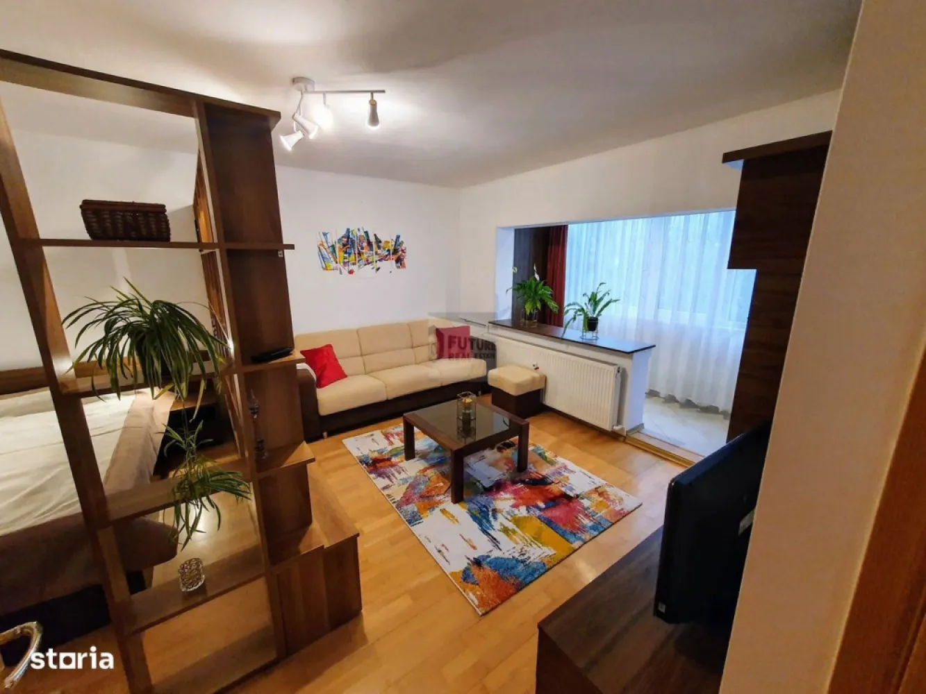 Apartament 1 cameră Vitan – Confort și Accesibilitate Mall Vitan - Vă propunem spre închiriere o garsonieră decomandată, situată într-una dintre cele mai căutate zone ale Capitalei: Vitan - Mall. Proprietatea este ideală pentru cei care își doresc un stil de viață urban, dar într-un cadru verde și aerisit. Specificații Tehnice & Dotări: Compartimentare: Decomandat, cu spații de depozitare suplimentare (cămară și debara). Suprafață optimizată: Balcon inclus în spațiul locuibil, oferind un plus de luminozitate. Echipamente: Ușă metalică, aer condiționat, combină frigorifică, cuptor electric și microunde, mașină de spălat, TV. Poziționare: Etaj 4/4, zonă extrem de liniștită, ferită de zgomotul bulevardului principal. Avantajele Zonei: Acces facil: Noduri de transport public (Metrou Timpuri Noi/Mihai Bravu, tramvai, autobuz). Facilități: În proximitate directă se află unități medicale, piețe, supermarketuri și zone de relaxare. Apartamentul se închiriază complet mobilat și utilat, fiind pregătit pentru mutare imediată. #ImobiliareBucuresti #ApartamentCool #LocatieTop #ChirieDirectProprietar #AnuntImobiliar #AcasaInBucuresti #VitanLife