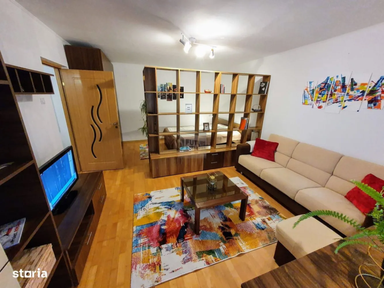 Apartament 1 cameră Vitan – Confort și Accesibilitate Mall Vitan - Vă propunem spre închiriere o garsonieră decomandată, situată într-una dintre cele mai căutate zone ale Capitalei: Vitan - Mall. Proprietatea este ideală pentru cei care își doresc un stil de viață urban, dar într-un cadru verde și aerisit. Specificații Tehnice & Dotări: Compartimentare: Decomandat, cu spații de depozitare suplimentare (cămară și debara). Suprafață optimizată: Balcon inclus în spațiul locuibil, oferind un plus de luminozitate. Echipamente: Ușă metalică, aer condiționat, combină frigorifică, cuptor electric și microunde, mașină de spălat, TV. Poziționare: Etaj 4/4, zonă extrem de liniștită, ferită de zgomotul bulevardului principal. Avantajele Zonei: Acces facil: Noduri de transport public (Metrou Timpuri Noi/Mihai Bravu, tramvai, autobuz). Facilități: În proximitate directă se află unități medicale, piețe, supermarketuri și zone de relaxare. Apartamentul se închiriază complet mobilat și utilat, fiind pregătit pentru mutare imediată. #ImobiliareBucuresti #ApartamentCool #LocatieTop #ChirieDirectProprietar #AnuntImobiliar #AcasaInBucuresti #VitanLife