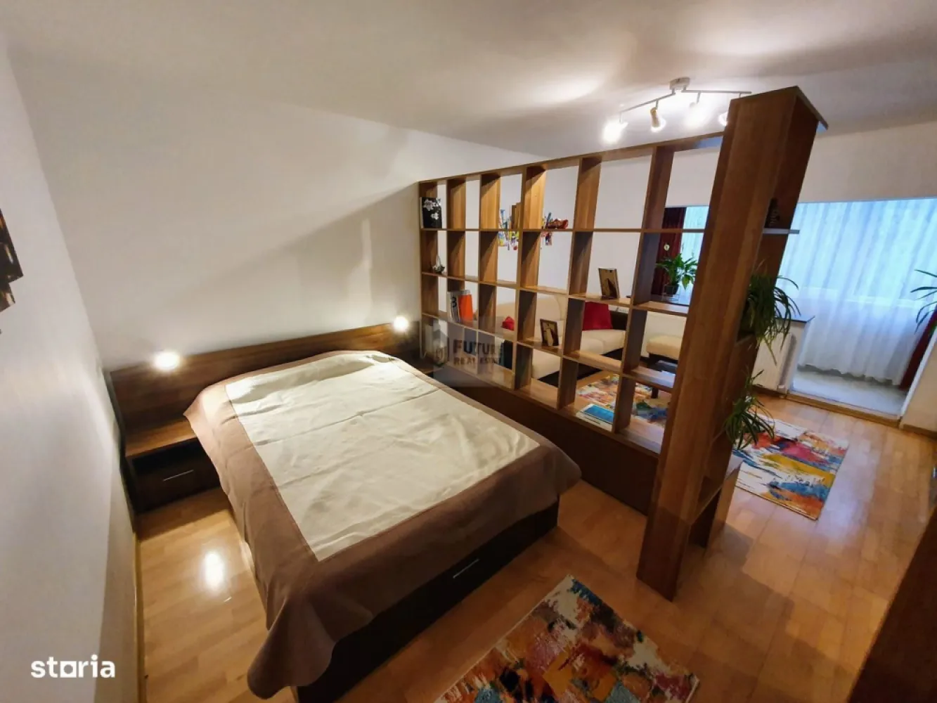 Apartament 1 cameră Vitan – Confort și Accesibilitate Mall Vitan - Vă propunem spre închiriere o garsonieră decomandată, situată într-una dintre cele mai căutate zone ale Capitalei: Vitan - Mall. Proprietatea este ideală pentru cei care își doresc un stil de viață urban, dar într-un cadru verde și aerisit. Specificații Tehnice & Dotări: Compartimentare: Decomandat, cu spații de depozitare suplimentare (cămară și debara). Suprafață optimizată: Balcon inclus în spațiul locuibil, oferind un plus de luminozitate. Echipamente: Ușă metalică, aer condiționat, combină frigorifică, cuptor electric și microunde, mașină de spălat, TV. Poziționare: Etaj 4/4, zonă extrem de liniștită, ferită de zgomotul bulevardului principal. Avantajele Zonei: Acces facil: Noduri de transport public (Metrou Timpuri Noi/Mihai Bravu, tramvai, autobuz). Facilități: În proximitate directă se află unități medicale, piețe, supermarketuri și zone de relaxare. Apartamentul se închiriază complet mobilat și utilat, fiind pregătit pentru mutare imediată. #ImobiliareBucuresti #ApartamentCool #LocatieTop #ChirieDirectProprietar #AnuntImobiliar #AcasaInBucuresti #VitanLife