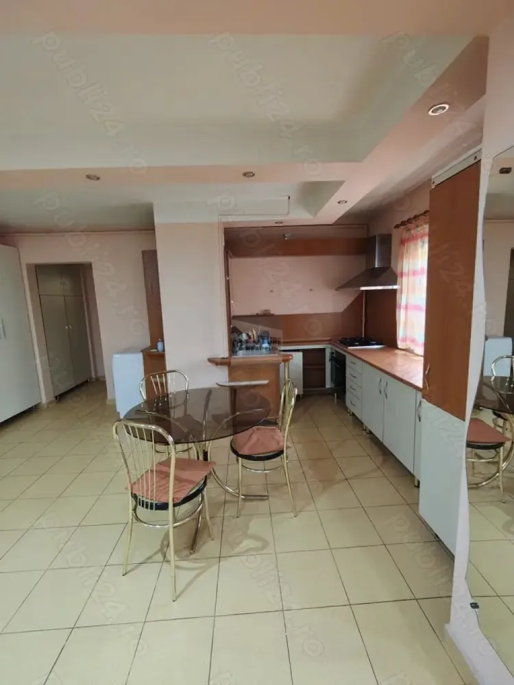 Confort, Spațiu și Independență Termică | Mall Vitan Str. Brândușelor - Cauți un apartament unde să nu ai grija apei calde și să fii la 2 pași de tot ce contează? Această proprietate de pe strada Brândușelor combină avantajele unui bloc solid cu dotările moderne necesare unui stil de viață relaxat. 🏠 Detalii Care Fac Diferența: Independență Totală: Dotat cu Centrală Proprie pe Gaz. Adio probleme cu încălzirea sau apa caldă! Suprafață Generoasă: 64 mp utili, compartimentare decomandată, oferind intimitate și spațiu real de mișcare. Etaj Ideal: Situat la etajul 2 din 4 – „etajul de aur” în imobiliare. Bloc Solid: Construcție 1991 (structură rezistentă, compartimentare modernă). Climatizare: Aer condiționat inclus pentru confort sporit în timpul verii. 📍 Locație de Top: Ești situat pe strada Brândușelor, o zonă verde și surprinzător de liniștită, deși te afli la doar câteva minute de mers pe jos de: București Mall Vitan (shopping, cinema, food court). Acces rapid către Timpuri Noi și Mihai Bravu. Supermarketuri, cafenele și clinici medicale în proximitate. 🛋️ Dotări & Stare: Apartamentul se închiriază complet mobilat și utilat, fiind pregătit pentru mutare imediată. Este un spațiu curat, bine întreținut, ideal pentru un cuplu sau un profesionist care lucrează de acasă și are nevoie de o cameră separată pentru birou. ✅ Disponibilitate: Imediată Sună acum pentru a programa o vizionare. Un apartament cu centrală proprie în această zonă se închiriază de obicei în primele 48 de ore! #ChirieVitan #Apartament2Camere #DirectProprietar #CentralaProprie #Brandusilor #BucurestiMall #ChirieBucuresti #Sector3 #ApartamentDecomandat #FaraComision
