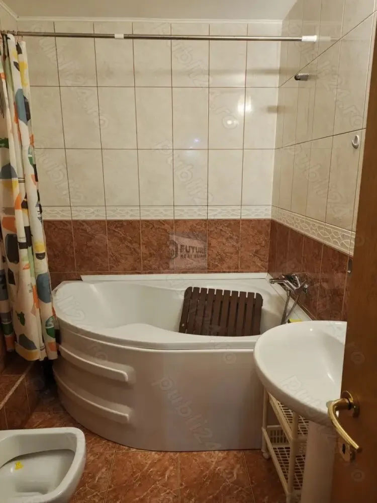 Confort, Spațiu și Independență Termică | Mall Vitan Str. Brândușelor - Cauți un apartament unde să nu ai grija apei calde și să fii la 2 pași de tot ce contează? Această proprietate de pe strada Brândușelor combină avantajele unui bloc solid cu dotările moderne necesare unui stil de viață relaxat. 🏠 Detalii Care Fac Diferența: Independență Totală: Dotat cu Centrală Proprie pe Gaz. Adio probleme cu încălzirea sau apa caldă! Suprafață Generoasă: 64 mp utili, compartimentare decomandată, oferind intimitate și spațiu real de mișcare. Etaj Ideal: Situat la etajul 2 din 4 – „etajul de aur” în imobiliare. Bloc Solid: Construcție 1991 (structură rezistentă, compartimentare modernă). Climatizare: Aer condiționat inclus pentru confort sporit în timpul verii. 📍 Locație de Top: Ești situat pe strada Brândușelor, o zonă verde și surprinzător de liniștită, deși te afli la doar câteva minute de mers pe jos de: București Mall Vitan (shopping, cinema, food court). Acces rapid către Timpuri Noi și Mihai Bravu. Supermarketuri, cafenele și clinici medicale în proximitate. 🛋️ Dotări & Stare: Apartamentul se închiriază complet mobilat și utilat, fiind pregătit pentru mutare imediată. Este un spațiu curat, bine întreținut, ideal pentru un cuplu sau un profesionist care lucrează de acasă și are nevoie de o cameră separată pentru birou. ✅ Disponibilitate: Imediată Sună acum pentru a programa o vizionare. Un apartament cu centrală proprie în această zonă se închiriază de obicei în primele 48 de ore! #ChirieVitan #Apartament2Camere #DirectProprietar #CentralaProprie #Brandusilor #BucurestiMall #ChirieBucuresti #Sector3 #ApartamentDecomandat #FaraComision