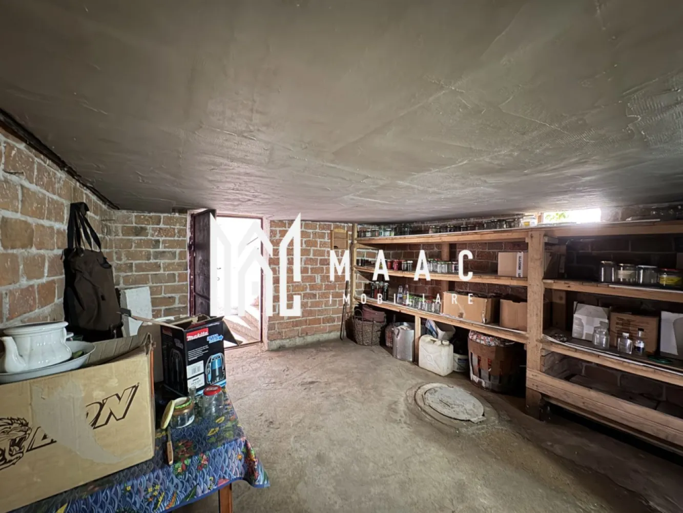 Casă 3 camere de vânzare | Lupeni, Sibiu | garaj, pivniță - Casă individuală de vânzare în Sibiu, zona Lupeni, cu 3 camere, 85 mp utili și teren de 275 mp, potrivită pentru cei care caută curte proprie și spații anexe utile.

Detalii proprietate:
• Casă individuală cu suprafață utilă de 85 mp și teren de 275 mp
• 3 camere, 1 baie și 1 bucătărie
• Interiorul necesită renovare
• An construcție 1970
• Structură din cărămidă și acoperiș din țiglă
• 2 locuri de parcare
• Garaj de 35 mp și pivniță de 30 mp
• Compartimentare existentă cu trei camere, hol, baie cu geam și bucătărie

Proprietatea este situată în zona Lupeni din Sibiu. Curtea proprie, garajul și pivnița adaugă spațiu util pentru organizarea locuirii, depozitare și parcare în cadrul aceleiași proprietăți.

Contactați-ne pentru o vizionare și pentru mai multe detalii. Cod anunț CP3197030.

Conținut optimizat cu AI, aprobat de agent uman.