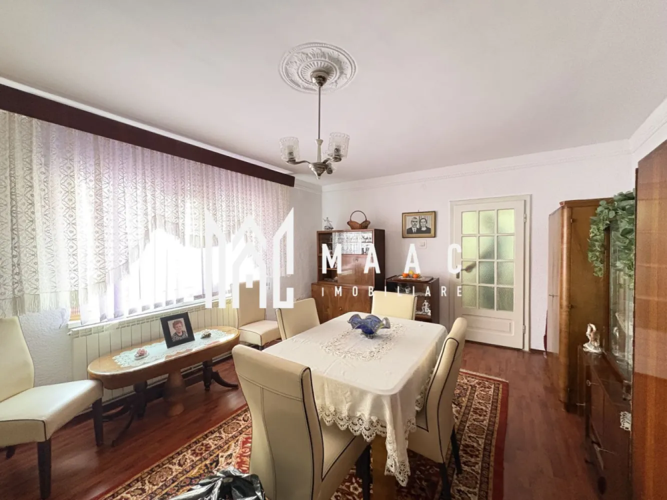 Casă 3 camere de vânzare | Lupeni, Sibiu | garaj, pivniță - Casă individuală de vânzare în Sibiu, zona Lupeni, cu 3 camere, 85 mp utili și teren de 275 mp, potrivită pentru cei care caută curte proprie și spații anexe utile.

Detalii proprietate:
• Casă individuală cu suprafață utilă de 85 mp și teren de 275 mp
• 3 camere, 1 baie și 1 bucătărie
• Interiorul necesită renovare
• An construcție 1970
• Structură din cărămidă și acoperiș din țiglă
• 2 locuri de parcare
• Garaj de 35 mp și pivniță de 30 mp
• Compartimentare existentă cu trei camere, hol, baie cu geam și bucătărie

Proprietatea este situată în zona Lupeni din Sibiu. Curtea proprie, garajul și pivnița adaugă spațiu util pentru organizarea locuirii, depozitare și parcare în cadrul aceleiași proprietăți.

Contactați-ne pentru o vizionare și pentru mai multe detalii. Cod anunț CP3197030.

Conținut optimizat cu AI, aprobat de agent uman.