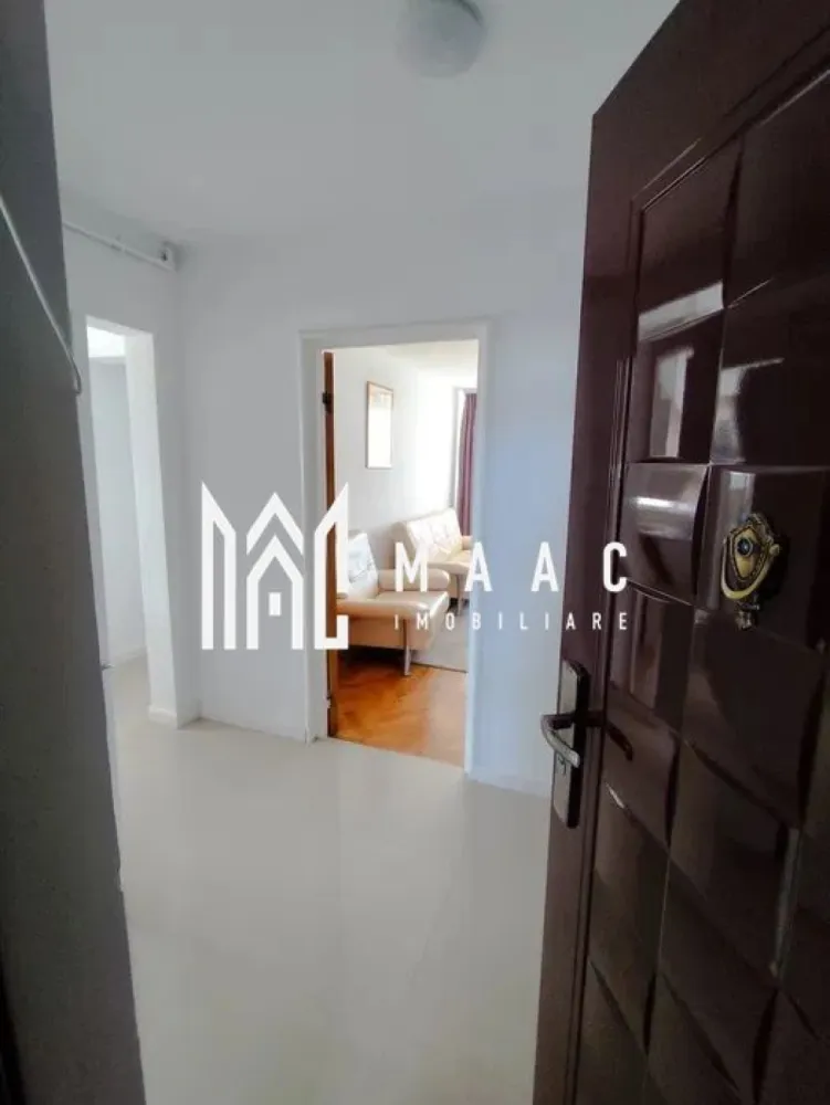 Apartament 2 camere decomandat | Hipodrom 3, Sibiu | balcon 8 mp, pivniță - Apartament cu 2 camere decomandat de închiriat în Sibiu, zona Hipodrom 3, cu 50 mp utili, balcon închis de 8 mp și pivniță de 16 mp, potrivit pentru locuire confortabilă.

Detalii proprietate:
• Suprafață utilă: 50 mp, suprafață construită: 55 mp
• Compartimentare: living, dormitor, bucătărie separată, baie, hol
• Etaj 10 din 10, imobil finalizat în 1970
• Stare interioară bună, baie renovată integral
• Balcon închis de 8 mp și pivniță de 16 mp
• Orientare Sud-Est
• Imobil cu lift modern

Localizarea pe Bulevardul Mihai Viteazul oferă acces rapid către centre comerciale, supermarketuri, farmacii, școli, restaurante, mijloace de transport în comun și principalele artere ale orașului.

Cod anunț CP3197904. Contactați echipa MAAC Imobiliare pentru detalii suplimentare și pentru programarea unei vizionări.