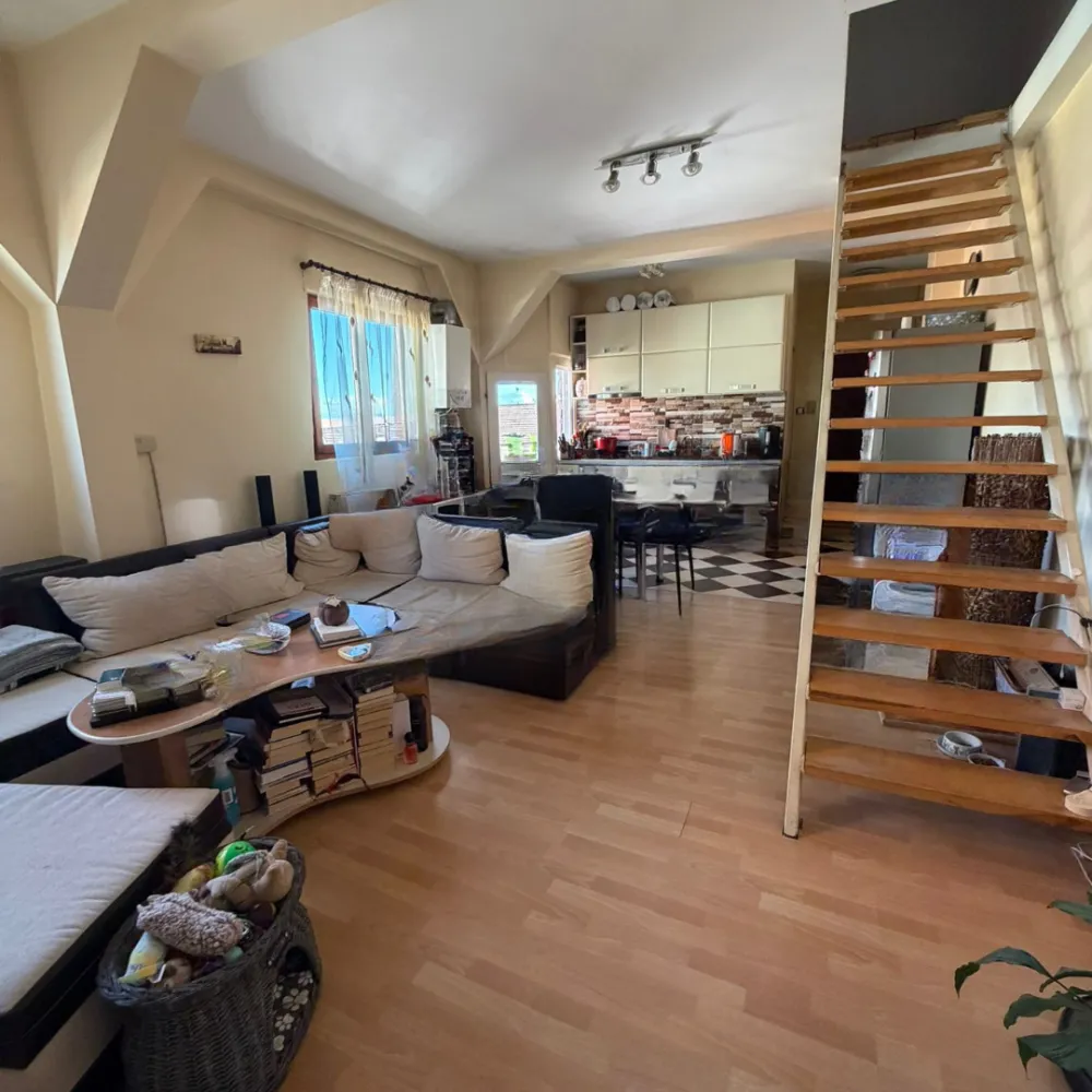 Mansardă modernă de vânzare – 3 camere, 60 mp, gata de mutat! - Descoperă confortul unei locuințe luminoase și bine compartimentate&nbsp;Situată într-o zonă liniștită, perfectă pentru o familie tânără sau un cuplu activ.&nbsp;Detalii proprietate:Suprafață utilă: 60 mpCompartimentare: living cu bucătărie open-space, 2 dormitoare, 1 baie, 1 balcon de 2,5 mpComplet mobilată și utilată cu electrocasnice moderneFinisaje de calitate: gresie, faianță, parchet, tâmplărie PVC cu geam termopanIzolație termică și fonică – confort garantat tot timpul anuluiImobil gata de mutat, fără investiții suplimentare&nbsp;Preț: 77.500 € (negociabil)