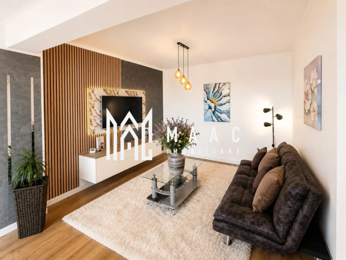 Apartament de vânzare 2 camere | Șelimbăr, Sibiu | 64 mp - Apartament de vânzare cu 2 camere în Șelimbăr, aproape de Sibiu, cu 64 mp utili, compartimentare decomandată și vedere panoramică, potrivit pentru locuire confortabilă într-un imobil construit în 2010.

Detalii proprietate:
• 64 mp utili, apartament decomandat, ultrafinisat
• Compartimentare cu 1 dormitor, 1 living, bucătărie închisă și 1 baie
• Baie cu cabină și geam pentru ventilare naturală
• Etaj 8 din 11, cu lift modern
• 1 balcon și 1 loc de parcare inclus
• Orientare Sud-Est
• Centrală termică Vaillant
• Geamuri termopan Tripan Salamander cu protecție UV
• Izolație termică cu vată minerală bazaltică de 15 cm

Poziționarea în Șelimbăr oferă acces facil către punctele de interes, iar amplasarea la etaj înalt completează apartamentul cu o priveliște panoramică deosebită. Configurația cu bucătărie închisă și finisajele existente îl fac ușor de folosit din prima zi.

Cod anunț CP3198244. Contactați-ne pentru o vizionare și pentru detalii suplimentare.