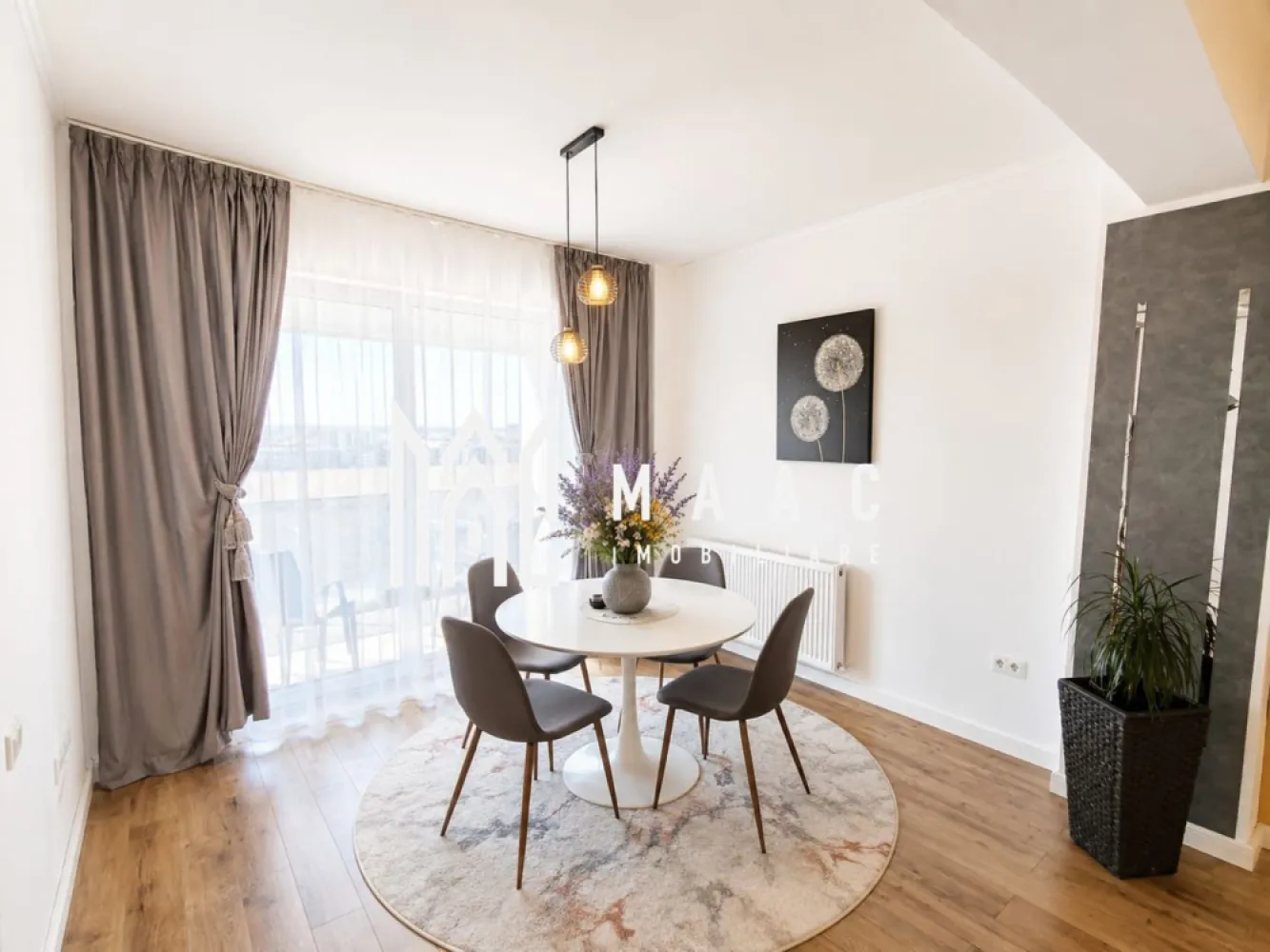 Apartament de vânzare 2 camere | Șelimbăr, Sibiu | 64 mp - Apartament de vânzare cu 2 camere în Șelimbăr, aproape de Sibiu, cu 64 mp utili, compartimentare decomandată și vedere panoramică, potrivit pentru locuire confortabilă într-un imobil construit în 2010.

Detalii proprietate:
• 64 mp utili, apartament decomandat, ultrafinisat
• Compartimentare cu 1 dormitor, 1 living, bucătărie închisă și 1 baie
• Baie cu cabină și geam pentru ventilare naturală
• Etaj 8 din 11, cu lift modern
• 1 balcon și 1 loc de parcare inclus
• Orientare Sud-Est
• Centrală termică Vaillant
• Geamuri termopan Tripan Salamander cu protecție UV
• Izolație termică cu vată minerală bazaltică de 15 cm

Poziționarea în Șelimbăr oferă acces facil către punctele de interes, iar amplasarea la etaj înalt completează apartamentul cu o priveliște panoramică deosebită. Configurația cu bucătărie închisă și finisajele existente îl fac ușor de folosit din prima zi.

Cod anunț CP3198244. Contactați-ne pentru o vizionare și pentru detalii suplimentare.