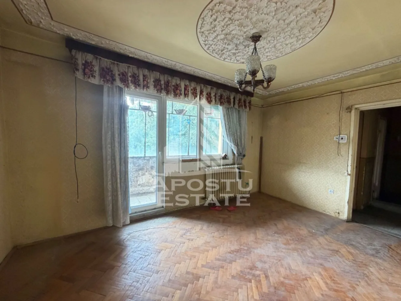 Apartament cu 3 camere , Zona Dacia, Timisoara - Agenţia imobiliara Apostu Estate va propune spre vânzare un apartament nou cu 3 camere deocamdate, situat în zona Dacia ,una dintre cele mai căutate zone din Timisoara . Ideal atât pentru locuinţa proprie , cat si pentru investiţie

Imobilul este amplasat la etajul 4 din 4 şi beneficiază de o suprafaţă utila de 64 mp si un balcon mare

Compartimentare :
-Bucătărie 
-Living 
-2 dormitoare 
-Baie cu cada
-Balcon deschis

Confortul termic este asigurat prin intermediul colterm , încălzirea orașului 

Apartamentul se vinde conform pozelor. Necesită renovare completă 

Beneficii suplimentare :
-Compartimentare eficientă 
- Zona excelenta pentru locuit sau investiţie

Vecinătăţi :
-Lidl
-Iulius Mall 
- Scoli precum generala nr 18 , generala nr 24 și generala nr 26
-Mijloace de transport in comun

Pentru mai multe detalii si programarea unei vizionari , va stam cu drag la dispoziţie .

Agenţia imobiliara Apostu Estate vă oferă consultanta bancara gratuita prin intermediul colaboratorilor noştri pentru alegerea celui mai potrivit tip de credit , astfel încât tu să devii noul proprietar al acestui apartament
ID INTERN: CP3198962