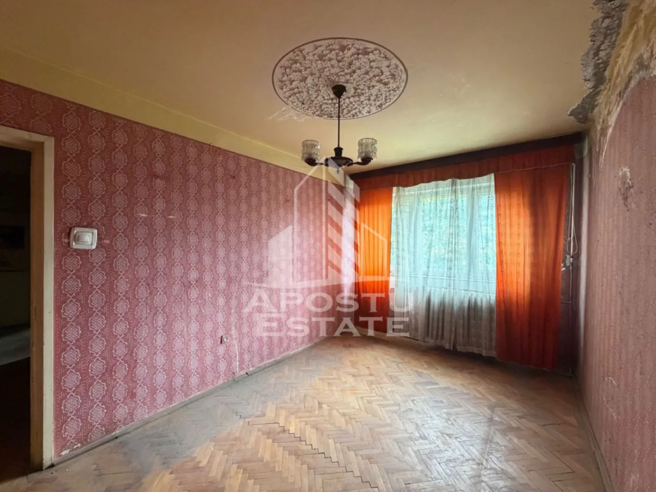 Apartament cu 3 camere , Zona Dacia, Timisoara - Agenţia imobiliara Apostu Estate va propune spre vânzare un apartament nou cu 3 camere deocamdate, situat în zona Dacia ,una dintre cele mai căutate zone din Timisoara . Ideal atât pentru locuinţa proprie , cat si pentru investiţie

Imobilul este amplasat la etajul 4 din 4 şi beneficiază de o suprafaţă utila de 64 mp si un balcon mare

Compartimentare :
-Bucătărie 
-Living 
-2 dormitoare 
-Baie cu cada
-Balcon deschis

Confortul termic este asigurat prin intermediul colterm , încălzirea orașului 

Apartamentul se vinde conform pozelor. Necesită renovare completă 

Beneficii suplimentare :
-Compartimentare eficientă 
- Zona excelenta pentru locuit sau investiţie

Vecinătăţi :
-Lidl
-Iulius Mall 
- Scoli precum generala nr 18 , generala nr 24 și generala nr 26
-Mijloace de transport in comun

Pentru mai multe detalii si programarea unei vizionari , va stam cu drag la dispoziţie .

Agenţia imobiliara Apostu Estate vă oferă consultanta bancara gratuita prin intermediul colaboratorilor noştri pentru alegerea celui mai potrivit tip de credit , astfel încât tu să devii noul proprietar al acestui apartament
ID INTERN: CP3198962