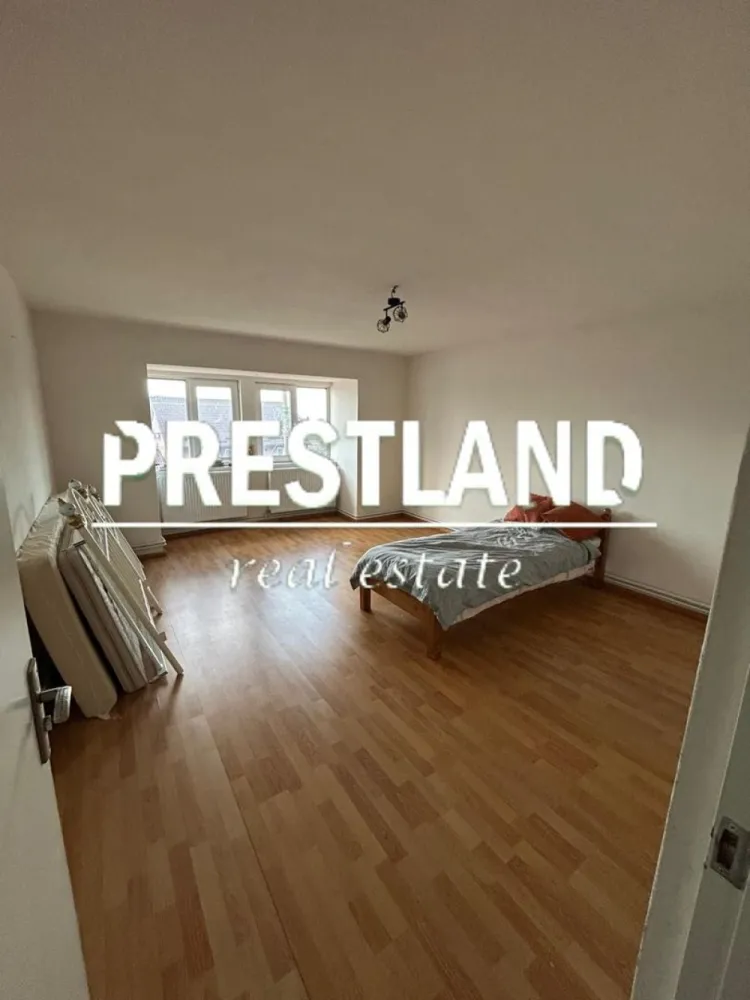 Pet Frendy !! Casa E+P+E în Viile Sibiului !! - Casa S+P+M:- 
-subsolul cladirii se afla o pivnita spatioasa pentru alimente si depozitare.
-Parter:-hol de intrare, bucatarie, sufragerie , 2 terase, camera(birou), baie cu cabina de dus, WC serviciu.
-Mansardă:-4 dormitoare, si un balcon.

Casa se afla foarte aprope de intrarea in oras, unde se afla foarte multe magazine, restaurante si acces la autostrada DN1
Se accepta si animale de companie.Gradina este cu pomi fructiferi,spatiu de relaxare, iar curtea este foarte spatioasa.
Se solicita plata pentu una luna+ garantie.

Agenția nu deține informațiile privind performanta energetica a imobilului, aceasta informând asupra necesitații si legalității certificatului energetic. Comunicarea datelor cuprinse in Certificatul Energetic al imobilului rămâne in sarcina proprietarului.
Oferim clienților următoarele servicii:
- consultanta obținere credite bancare;
- servicii notariat;
- servicii de topografie(schiță, releveu);
- certificate energetice imobile;
- asigurări;
- servicii de evalure;
- consultanta juridica;