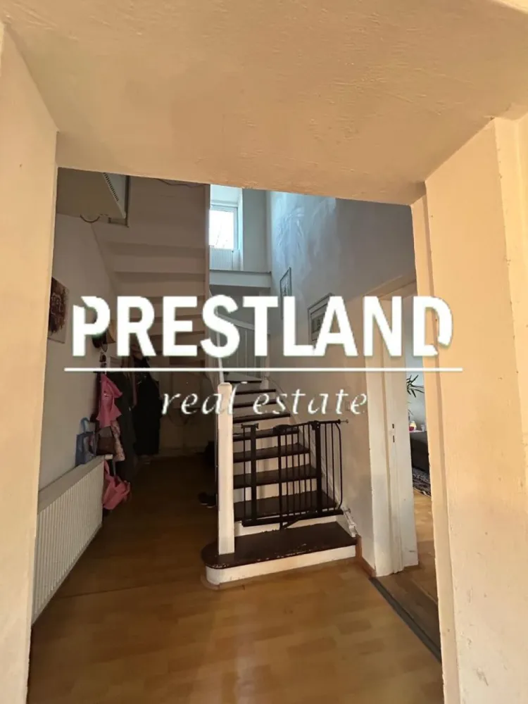 Pet Frendy !! Casa E+P+E în Viile Sibiului !! - Casa S+P+M:- 
-subsolul cladirii se afla o pivnita spatioasa pentru alimente si depozitare.
-Parter:-hol de intrare, bucatarie, sufragerie , 2 terase, camera(birou), baie cu cabina de dus, WC serviciu.
-Mansardă:-4 dormitoare, si un balcon.

Casa se afla foarte aprope de intrarea in oras, unde se afla foarte multe magazine, restaurante si acces la autostrada DN1
Se accepta si animale de companie.Gradina este cu pomi fructiferi,spatiu de relaxare, iar curtea este foarte spatioasa.
Se solicita plata pentu una luna+ garantie.

Agenția nu deține informațiile privind performanta energetica a imobilului, aceasta informând asupra necesitații si legalității certificatului energetic. Comunicarea datelor cuprinse in Certificatul Energetic al imobilului rămâne in sarcina proprietarului.
Oferim clienților următoarele servicii:
- consultanta obținere credite bancare;
- servicii notariat;
- servicii de topografie(schiță, releveu);
- certificate energetice imobile;
- asigurări;
- servicii de evalure;
- consultanta juridica;