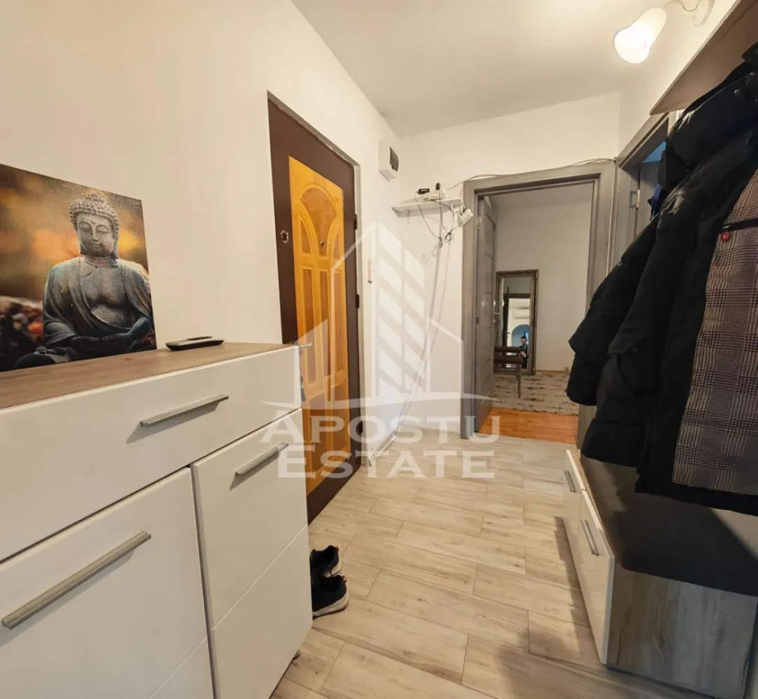 Apartament de vaznare cu 2 camere, decomandat, Lipovei, Timisoara - Apostu Estate vă oferă spre vânzare un apartament cu 2 camere, decomandat, situat la etajul 4 din 4 al unui bloc ce dispune de acoperiș din tigla, situat in Timis, Timisoara, zona Lipovei.
Zona este linistita, apartamentul aflandu-se la câteva minute fata de statia de autobuz, parc, market, Bega Lipovei. 

Apartamentul are o suprafata utila aproximativa de 45 mp, este decomandat și compartimentat astfel:
- hol de acces 
- bucătărie spațioasă prevăzută cu loc de luat masa și balcon 
- living spațios prevăzut cu balcon
- dormitor 
- baie prevăzută cu cada 

Confortul termic este realizat prin termoficare, dar și prin intermediul aparatului de aer condiționat.
Apartamentul beneficiază de instalație electrică și sanitara schimbate. 
Apartamentul se vinde mobilat și utilat!

Agentia imobiliara Apostu Estate va ofera consultanta bancara gratuita prin intermediul colaboratorilor nostri pentru alegerea celui mai potrivit tip de credit, astfel incat tu sa devi noul proprietar al acestui apartament.

Disponibil imediat!
Va asteptam cu drag la o vizionare!