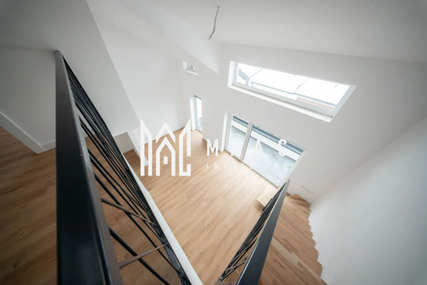 Penthouse 5 camere | 128 MP | Calitate superioară - MAAC Imobiliare vă oferă spre vânzare un penthouse exclusivist cu 4 camere.

Caracteristici:
Suprafață utilă totala: 128 mp.
Balcon: 10.55 mp.
Etaj: 2 din 2.
Orientare sudică, cu lumină naturală pe tot parcursul zilei.

Compartimentare și spații interioare:
Living cu înălțime de 5,6 m.
Bucătărie integrată armonios în zona de zi.
Două dormitoare bine proporționate.
Dressing dedicat.
Două băi, dintre care una cu geam pentru aerisire naturală.

Dotări și finisaje:
Încălzire în pardoseală.
Jaluzele electrice.
Terasa este prevăzută cu sticlă securizată și sistem de captare a apelor pluviale.
Izolație cu vată bazaltică.
Casa scării finisată cu granit.
Predare la stadiul finisat la alb cu posibilitate de predare la cheie.
Loc de parcare inclus.

Avantaje și priveliște:
Multă lumină naturală și vedere spectaculoasă către munți.

Avantaje ale ansamblului rezidențial:
Ocupare teritorială eficientă, cu aproximativ 45% spații verzi.
Fațade finisate cu larice siberian și piatră naturală.
Locuri de joacă amenajate.
Acces facil, fără ambuteiaje rutiere, cu patru căi de acces către ansamblu.

Achiziție
Locuința poate fi achiziționată atât din surse proprii, cât și prin credit bancar.

Pentru mai multe detalii precizati telefonic ca ati vazut anuntul cu ID: CP2935071