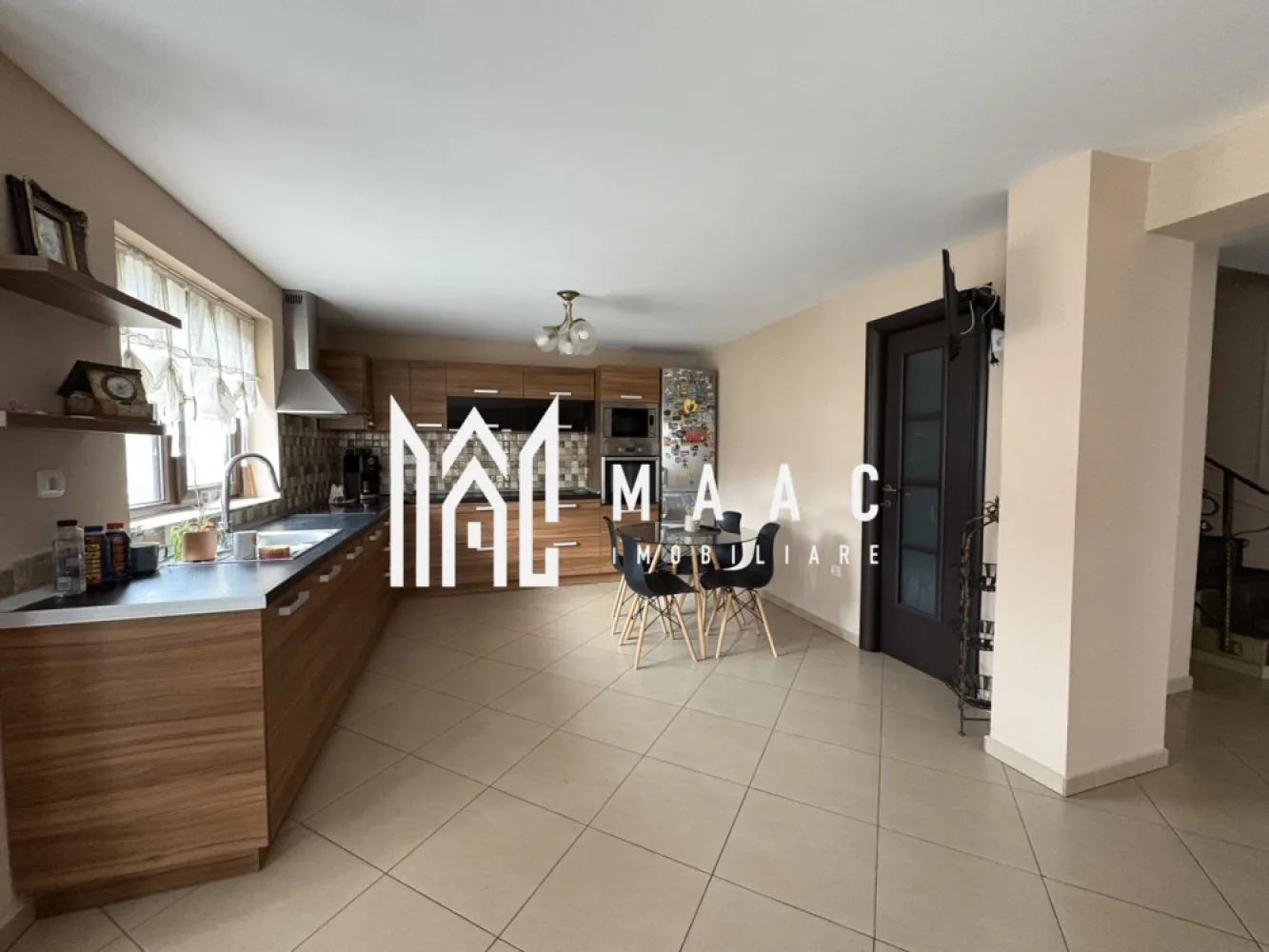 Casa cu 5 camere I Curte 920 mp I Tocile - MAAC Imobiliare va propune spre vânzare o casă în Tocile, cu o curte de 921 mp, ce oferă o priveliște superbă.

Spațioasă și luminoasă, locuinta are la parter living, bucatarie, dining, baie , camera tehnica iar la etaj 3 dormitoare, 2 bai, spatii de depozitare, balcon. Deasupra- pod.

Aferent-garaj.

Incalzire cu centrala proprie , pe lemne. La parter- incalzire in pardoseala.

Se preda mobilata/utilata ca in foto.

Utilitati- apa si canalizare, curent-de la retea. Gaz- in curand.

Pentru mai multe detalii precizati telefonic ca ati vazut anuntul cu ID CP2850950