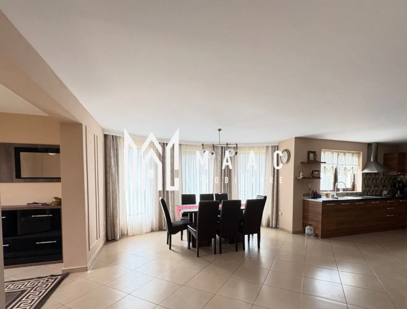 Casa cu 5 camere I Curte 920 mp I Tocile - MAAC Imobiliare va propune spre vânzare o casă în Tocile, cu o curte de 921 mp, ce oferă o priveliște superbă.

Spațioasă și luminoasă, locuinta are la parter living, bucatarie, dining, baie , camera tehnica iar la etaj 3 dormitoare, 2 bai, spatii de depozitare, balcon. Deasupra- pod.

Aferent-garaj.

Incalzire cu centrala proprie , pe lemne. La parter- incalzire in pardoseala.

Se preda mobilata/utilata ca in foto.

Utilitati- apa si canalizare, curent-de la retea. Gaz- in curand.

Pentru mai multe detalii precizati telefonic ca ati vazut anuntul cu ID CP2850950