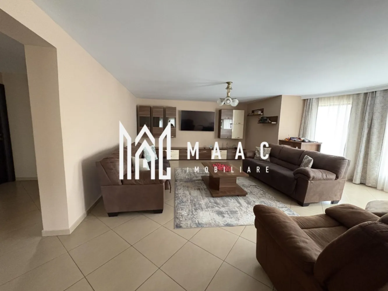 Casa cu 5 camere I Curte 920 mp I Tocile - MAAC Imobiliare va propune spre vânzare o casă în Tocile, cu o curte de 921 mp, ce oferă o priveliște superbă.

Spațioasă și luminoasă, locuinta are la parter living, bucatarie, dining, baie , camera tehnica iar la etaj 3 dormitoare, 2 bai, spatii de depozitare, balcon. Deasupra- pod.

Aferent-garaj.

Incalzire cu centrala proprie , pe lemne. La parter- incalzire in pardoseala.

Se preda mobilata/utilata ca in foto.

Utilitati- apa si canalizare, curent-de la retea. Gaz- in curand.

Pentru mai multe detalii precizati telefonic ca ati vazut anuntul cu ID CP2850950