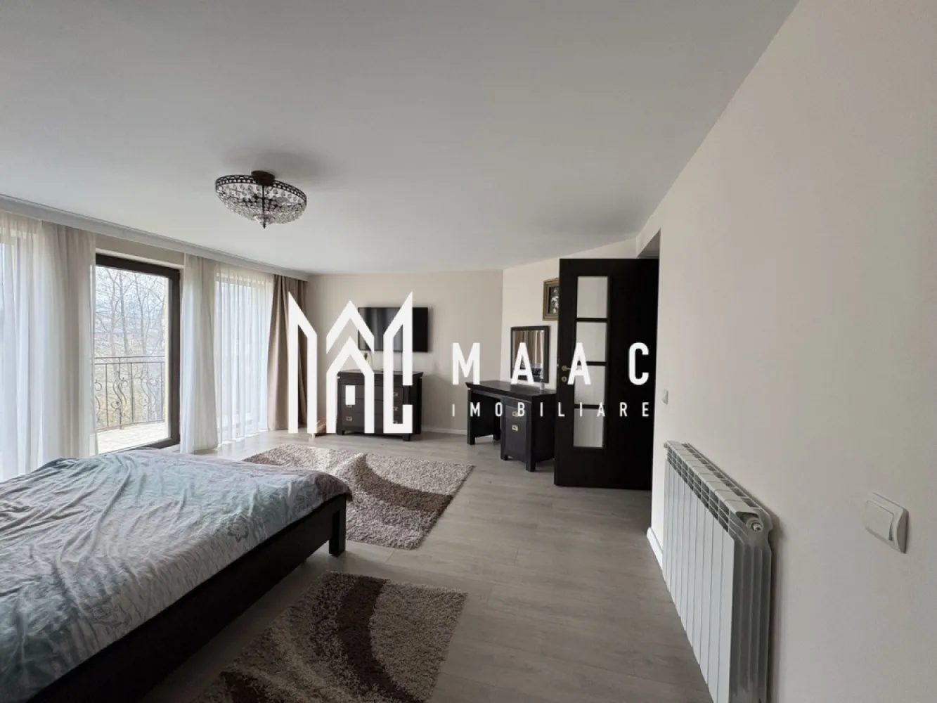 Casa cu 5 camere I Curte 920 mp I Tocile - MAAC Imobiliare va propune spre vânzare o casă în Tocile, cu o curte de 921 mp, ce oferă o priveliște superbă.

Spațioasă și luminoasă, locuinta are la parter living, bucatarie, dining, baie , camera tehnica iar la etaj 3 dormitoare, 2 bai, spatii de depozitare, balcon. Deasupra- pod.

Aferent-garaj.

Incalzire cu centrala proprie , pe lemne. La parter- incalzire in pardoseala.

Se preda mobilata/utilata ca in foto.

Utilitati- apa si canalizare, curent-de la retea. Gaz- in curand.

Pentru mai multe detalii precizati telefonic ca ati vazut anuntul cu ID CP2850950