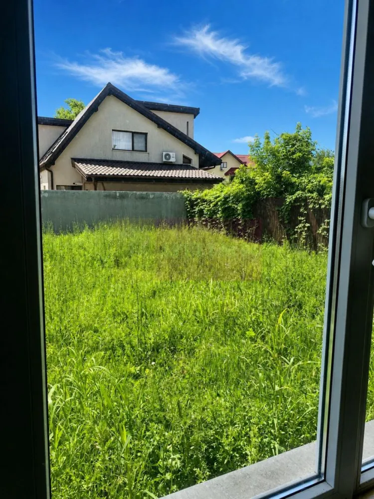 Duplex 4 camere , curte 250 mp, renovat 2025 — Mogoșoaia - Duplex de 122 mp într-o vilă din Mogoșoaia, cu teren de 301 mp și curte de 250 mp — greu de găsit la casele din acest segment de preț. Construită în 2015, complet renovată în 2025: instalații, tâmplărie și finisaje noi, gata de mutat fără investiții suplimentare.
Parterul are living spațios cu acces în curte și bucătărie separată. La etaj: 3 dormitoare, 2 băi și balcon la două dintre camere. Mansarda oferă un spațiu în plus, potrivit pentru birou sau cameră de oaspeți.
Zonă liniștită, aproape de lac și de Palatul Mogoșoaia, cu acces direct spre București, fără ocoliri prin sat. Stația de autobuz e la 1 minut de mers pe jos.
Preț: 242.900 €. Comision 0% pentru cumpărător.
Pentru vizionare, sunați sau scrieți pe WhatsApp: 0733.683.453.