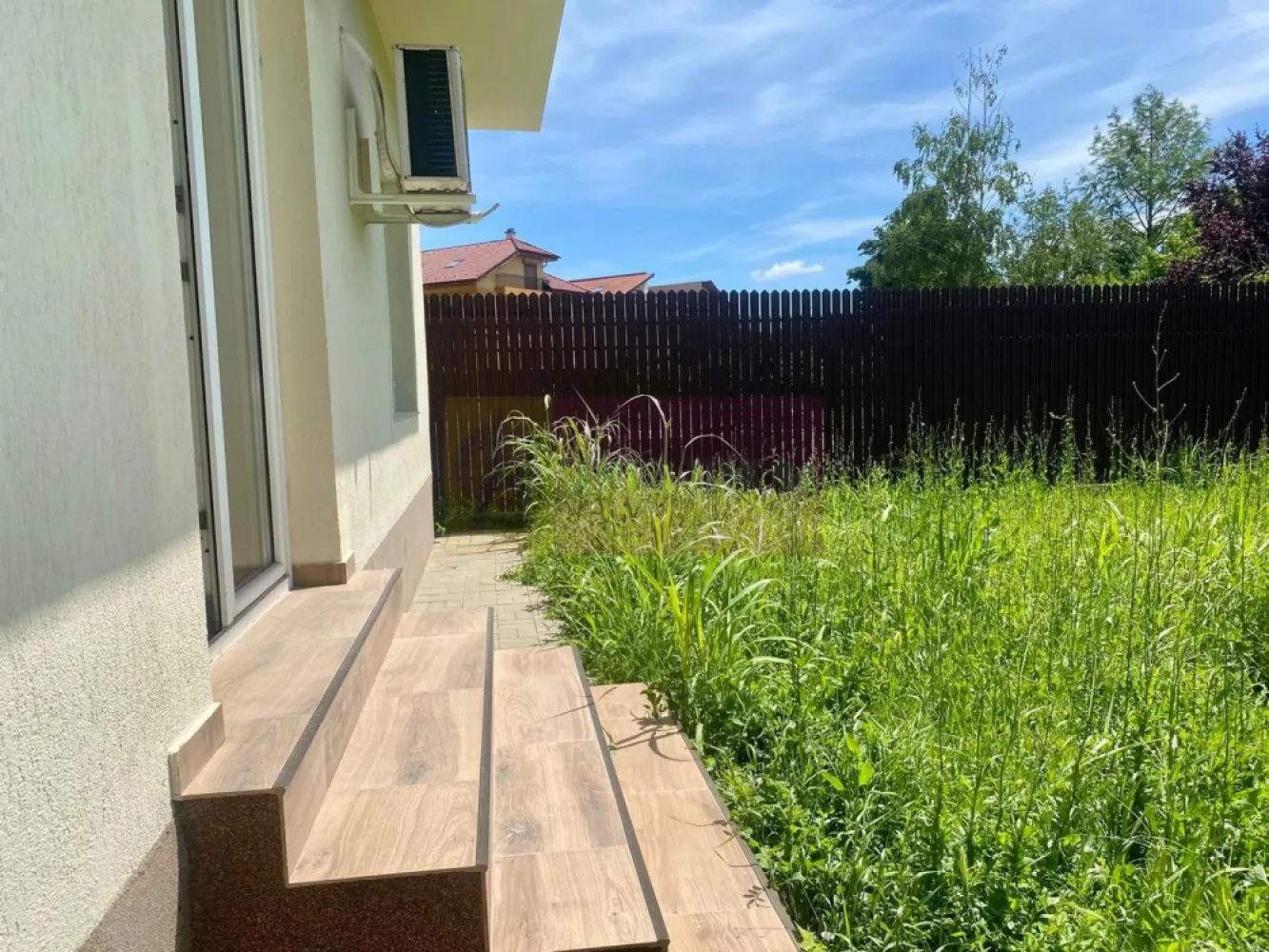 Duplex 4 camere , curte 250 mp, renovat 2025 — Mogoșoaia - Duplex de 122 mp într-o vilă din Mogoșoaia, cu teren de 301 mp și curte de 250 mp — greu de găsit la casele din acest segment de preț. Construită în 2015, complet renovată în 2025: instalații, tâmplărie și finisaje noi, gata de mutat fără investiții suplimentare.
Parterul are living spațios cu acces în curte și bucătărie separată. La etaj: 3 dormitoare, 2 băi și balcon la două dintre camere. Mansarda oferă un spațiu în plus, potrivit pentru birou sau cameră de oaspeți.
Zonă liniștită, aproape de lac și de Palatul Mogoșoaia, cu acces direct spre București, fără ocoliri prin sat. Stația de autobuz e la 1 minut de mers pe jos.
Preț: 242.900 €. Comision 0% pentru cumpărător.
Pentru vizionare, sunați sau scrieți pe WhatsApp: 0733.683.453.