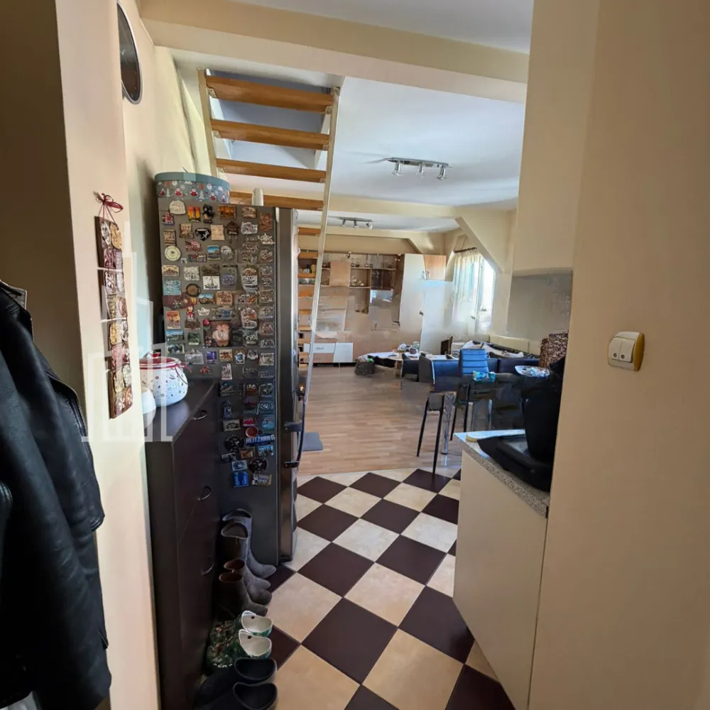 Mansardă modernă de vânzare – 3 camere, 60 mp, gata de mutat! - Descoperă confortul unei locuințe luminoase și bine compartimentate&nbsp;Situată într-o zonă liniștită, perfectă pentru o familie tânără sau un cuplu activ.&nbsp;Detalii proprietate:Suprafață utilă: 60 mpCompartimentare: living cu bucătărie open-space, 2 dormitoare, 1 baie, 1 balcon de 2,5 mpComplet mobilată și utilată cu electrocasnice moderneFinisaje de calitate: gresie, faianță, parchet, tâmplărie PVC cu geam termopanIzolație termică și fonică – confort garantat tot timpul anuluiImobil gata de mutat, fără investiții suplimentare&nbsp;Preț: 77.500 € (negociabil)