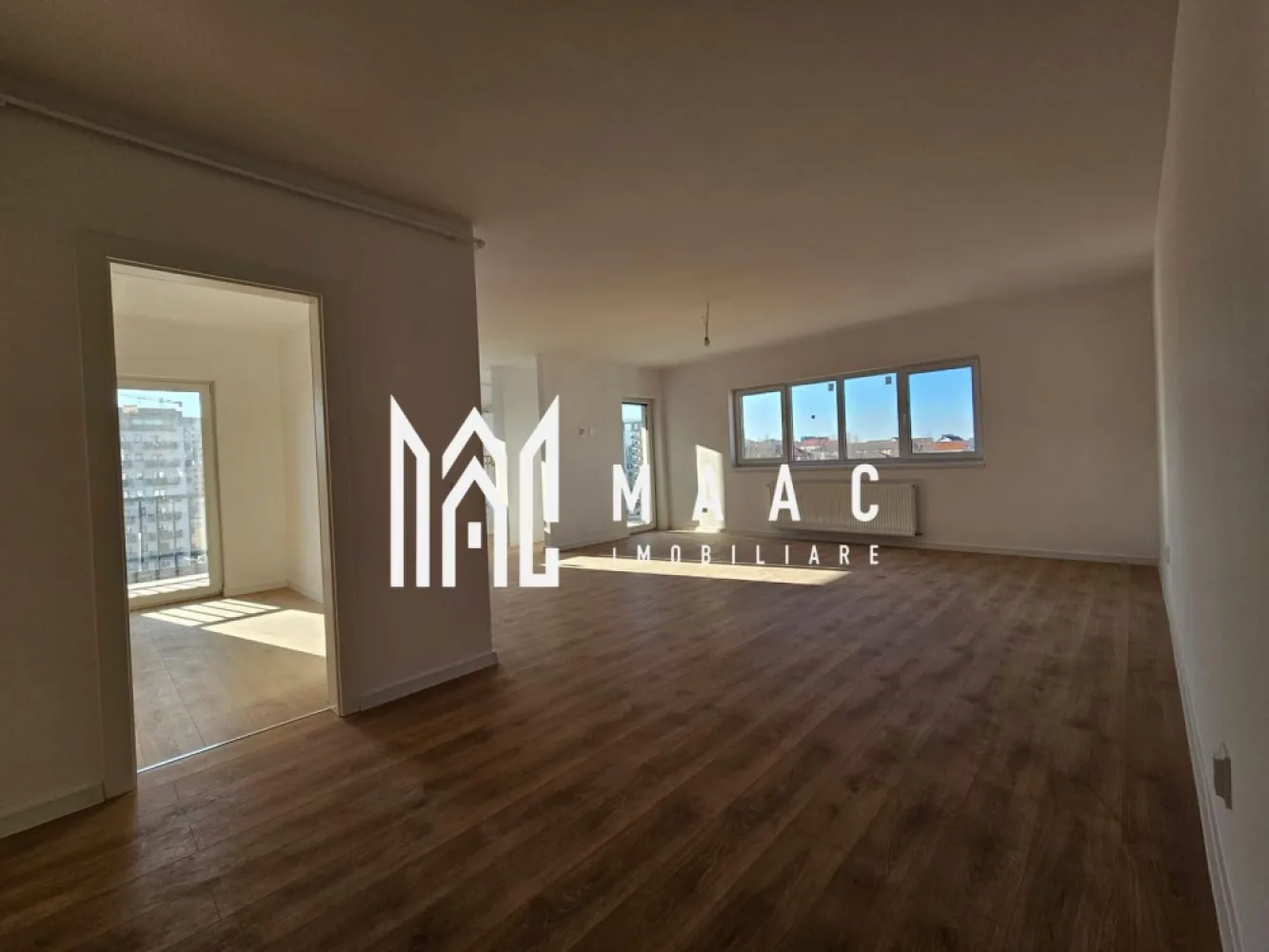 Apartament 4 camere I 3 Balcoane I La Cheie I Loc de Parcare - MAAC Imobiliare prezintă un apartament decomandat cu 4 camere, situat într-un bloc nou finalizat pe strada Doamna Stanca, Sibiu, aproape de centrul comercial Shopping City. Această proprietate reprezintă alegerea perfectă pentru familii sau investitori care apreciază confortul, spațiul generos și o locație excelentă.

Caracteristici de top:
Suprafață utilă: 91 mp + 3 balcoane spațioase
Finisat la cheie – alegerea finisajelor pentru a crea locuința visurilor tale
Apartament intabulat – achiziție sigură și rapidă
Loc de parcare individualizat, inclus în contract
Doar 4 apartamente pe palier – intimitate și confort
Acces facil la mijloace de transport în comun și puncte de interes din Sibiu

Modalități flexibile de achiziție

Această proprietate 4 camere decomandată este o oportunitate premium direct de la dezvoltator, într-o zonă bine conectată, ideală pentru trai urban modern, cu facilități comerciale și acces rapid la centrele principale ale orașului.

De ce să alegi acest apartament:
Locație strategică aproape de Shopping City și de principalele rute din Sibiu
Bloc nou, cu finisaje de calitate și apartamente spațioase
Investiție sigură, cu intabulare și documentație completă

Contactează MAAC Imobiliare astăzi pentru detalii și programarea unei vizionări. Menționați ID-ul anunțului: CP2933158.
