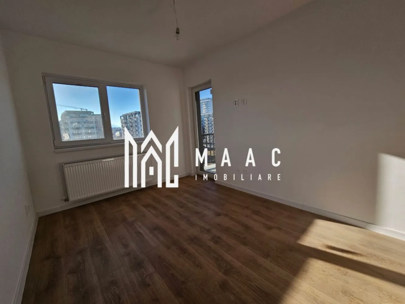 Apartament 4 camere I 3 Balcoane I La Cheie I Loc de Parcare - MAAC Imobiliare prezintă un apartament decomandat cu 4 camere, situat într-un bloc nou finalizat pe strada Doamna Stanca, Sibiu, aproape de centrul comercial Shopping City. Această proprietate reprezintă alegerea perfectă pentru familii sau investitori care apreciază confortul, spațiul generos și o locație excelentă.

Caracteristici de top:
Suprafață utilă: 91 mp + 3 balcoane spațioase
Finisat la cheie – alegerea finisajelor pentru a crea locuința visurilor tale
Apartament intabulat – achiziție sigură și rapidă
Loc de parcare individualizat, inclus în contract
Doar 4 apartamente pe palier – intimitate și confort
Acces facil la mijloace de transport în comun și puncte de interes din Sibiu

Modalități flexibile de achiziție

Această proprietate 4 camere decomandată este o oportunitate premium direct de la dezvoltator, într-o zonă bine conectată, ideală pentru trai urban modern, cu facilități comerciale și acces rapid la centrele principale ale orașului.

De ce să alegi acest apartament:
Locație strategică aproape de Shopping City și de principalele rute din Sibiu
Bloc nou, cu finisaje de calitate și apartamente spațioase
Investiție sigură, cu intabulare și documentație completă

Contactează MAAC Imobiliare astăzi pentru detalii și programarea unei vizionări. Menționați ID-ul anunțului: CP2933158.