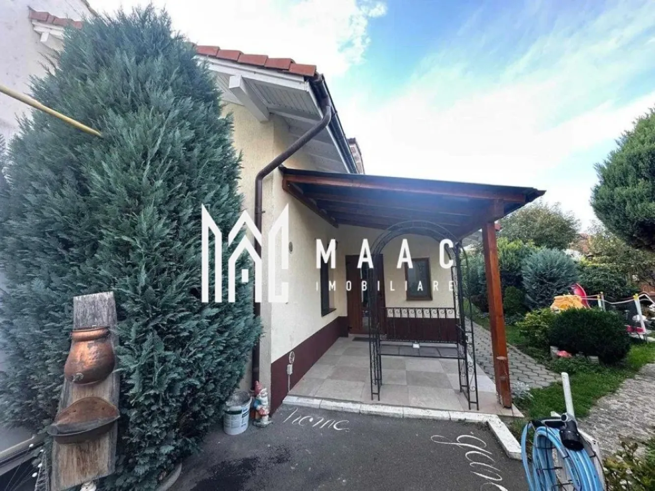 Casă de vanzare I 180 mp utili I Teren 336 mp I Zona Piața Cluj-Sibiu - MAAC Imobiliare va propune spre vânzare o casă spațioasă, cu două niveluri, situată în zona Piața Cluj, cartier liniștit și apreciat, la doar câteva minute de centrul orașului Sibiu. Proprietatea beneficiază de o suprafață utilă de 180 mp și un teren total de 336 mp, fiind ideală atât pentru locuință familială, cât și pentru investiție.

Compartimentare inteligentă
Parter – apartament recent reamenajat, compus din:
Living luminos
Bucătărie complet utilată, cu cămară
2 dormitoare
2 băi, fiecare cu aerisire naturală
Mansardă – cu intrare separată, ideală pentru familie extinsă sau închiriere:
Living generos
2 camere
Hol
Baie
Balcon

Îmbunătățiri și dotări
Centrală termică proprie
Calorifere
Ferestre cu geam termopan
Ușă de intrare din termopan și metal
Uși interioare din lemn
Parchet laminat, gresie și faianță
Izolație exterioară cu termosistem
Acoperiș din țiglă nouă

Curte și anexe
Garaj
Foișor pentru relaxare
Două grădinuțe împrejmuite
Zonă verde amenajată cu gazon și plante conifere

Intrare și curte comună cu încă un vecin

Localizare excelentă, într-o zonă liniștită, cu acces facil către centrul orașului, școli, magazine și mijloace de transport.

Această proprietate oferă confort, intimitate și multiple posibilități de utilizare.

Pentru mai multe detalii si programarea unei vizionari va rugam sa specificati ID: CP2933923.