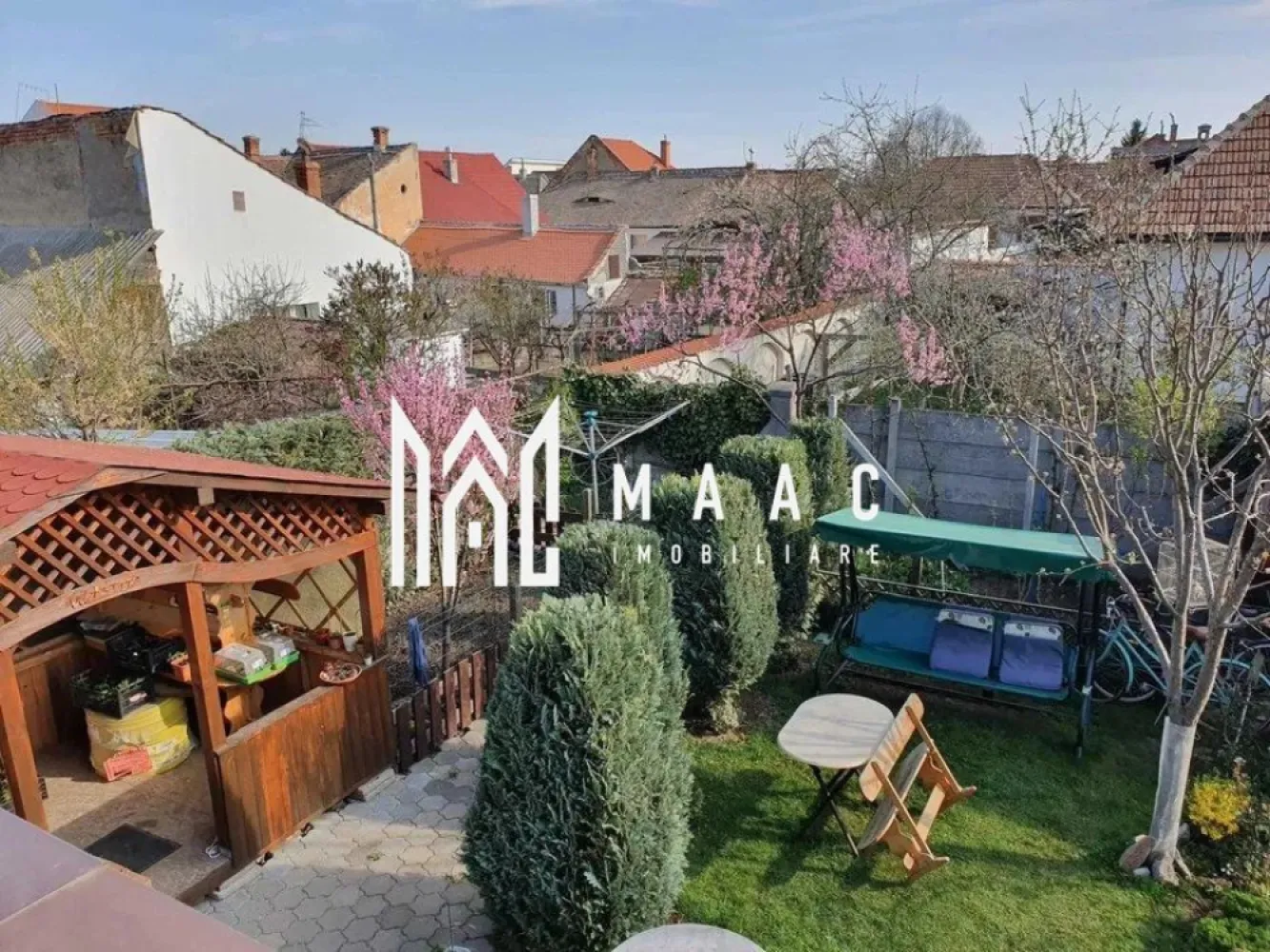 Casă de vanzare I 180 mp utili I Teren 336 mp I Zona Piața Cluj-Sibiu - MAAC Imobiliare va propune spre vânzare o casă spațioasă, cu două niveluri, situată în zona Piața Cluj, cartier liniștit și apreciat, la doar câteva minute de centrul orașului Sibiu. Proprietatea beneficiază de o suprafață utilă de 180 mp și un teren total de 336 mp, fiind ideală atât pentru locuință familială, cât și pentru investiție.

Compartimentare inteligentă
Parter – apartament recent reamenajat, compus din:
Living luminos
Bucătărie complet utilată, cu cămară
2 dormitoare
2 băi, fiecare cu aerisire naturală
Mansardă – cu intrare separată, ideală pentru familie extinsă sau închiriere:
Living generos
2 camere
Hol
Baie
Balcon

Îmbunătățiri și dotări
Centrală termică proprie
Calorifere
Ferestre cu geam termopan
Ușă de intrare din termopan și metal
Uși interioare din lemn
Parchet laminat, gresie și faianță
Izolație exterioară cu termosistem
Acoperiș din țiglă nouă

Curte și anexe
Garaj
Foișor pentru relaxare
Două grădinuțe împrejmuite
Zonă verde amenajată cu gazon și plante conifere

Intrare și curte comună cu încă un vecin

Localizare excelentă, într-o zonă liniștită, cu acces facil către centrul orașului, școli, magazine și mijloace de transport.

Această proprietate oferă confort, intimitate și multiple posibilități de utilizare.

Pentru mai multe detalii si programarea unei vizionari va rugam sa specificati ID: CP2933923.