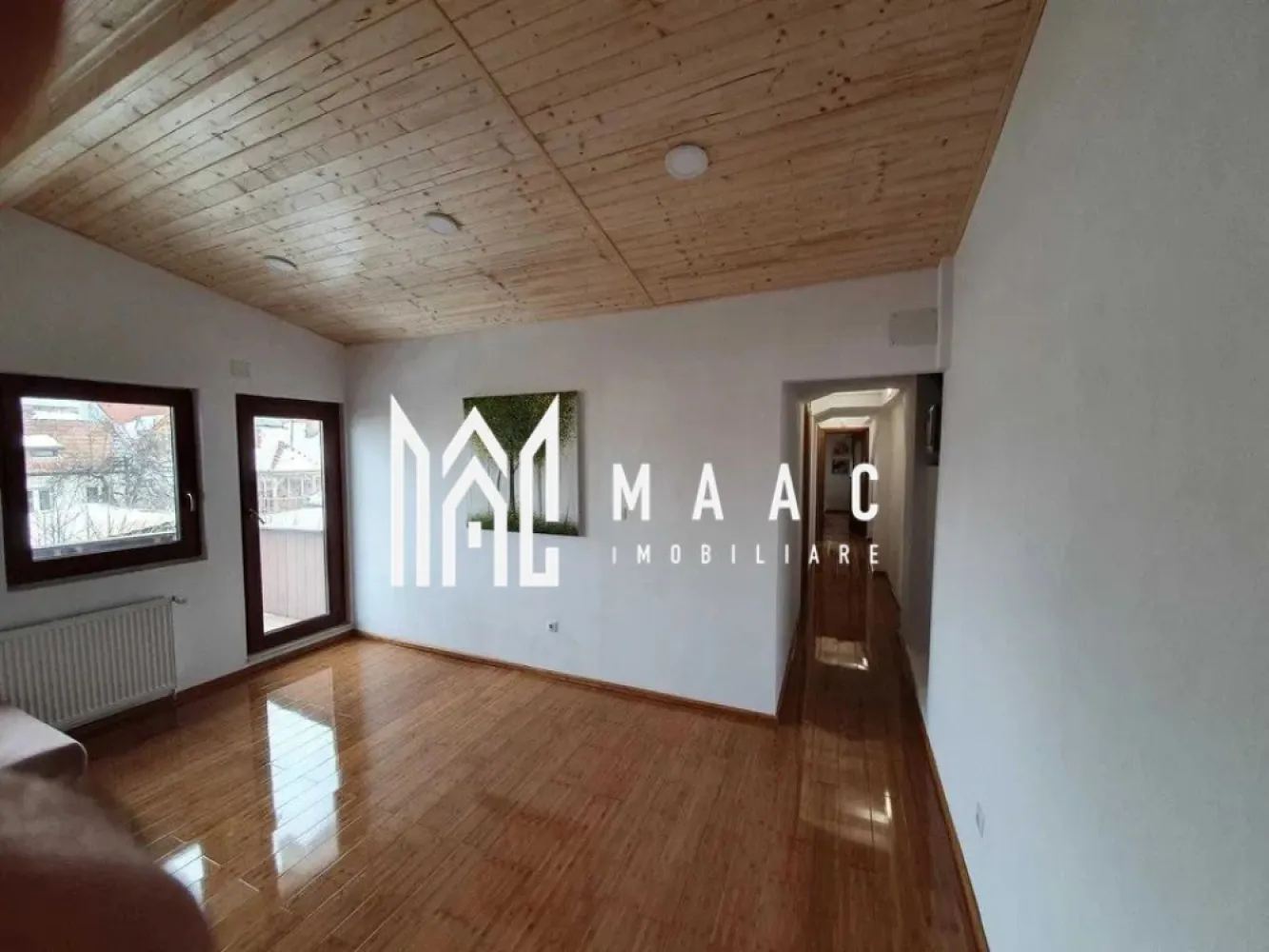 Casă de vanzare I 180 mp utili I Teren 336 mp I Zona Piața Cluj-Sibiu - MAAC Imobiliare va propune spre vânzare o casă spațioasă, cu două niveluri, situată în zona Piața Cluj, cartier liniștit și apreciat, la doar câteva minute de centrul orașului Sibiu. Proprietatea beneficiază de o suprafață utilă de 180 mp și un teren total de 336 mp, fiind ideală atât pentru locuință familială, cât și pentru investiție.

Compartimentare inteligentă
Parter – apartament recent reamenajat, compus din:
Living luminos
Bucătărie complet utilată, cu cămară
2 dormitoare
2 băi, fiecare cu aerisire naturală
Mansardă – cu intrare separată, ideală pentru familie extinsă sau închiriere:
Living generos
2 camere
Hol
Baie
Balcon

Îmbunătățiri și dotări
Centrală termică proprie
Calorifere
Ferestre cu geam termopan
Ușă de intrare din termopan și metal
Uși interioare din lemn
Parchet laminat, gresie și faianță
Izolație exterioară cu termosistem
Acoperiș din țiglă nouă

Curte și anexe
Garaj
Foișor pentru relaxare
Două grădinuțe împrejmuite
Zonă verde amenajată cu gazon și plante conifere

Intrare și curte comună cu încă un vecin

Localizare excelentă, într-o zonă liniștită, cu acces facil către centrul orașului, școli, magazine și mijloace de transport.

Această proprietate oferă confort, intimitate și multiple posibilități de utilizare.

Pentru mai multe detalii si programarea unei vizionari va rugam sa specificati ID: CP2933923.