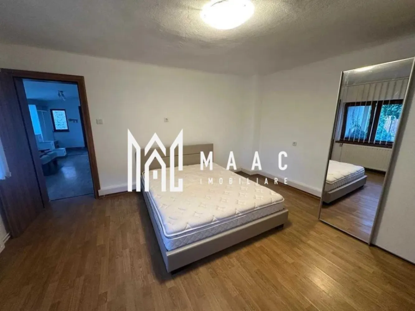 Casă de vanzare I 180 mp utili I Teren 336 mp I Zona Piața Cluj-Sibiu - MAAC Imobiliare va propune spre vânzare o casă spațioasă, cu două niveluri, situată în zona Piața Cluj, cartier liniștit și apreciat, la doar câteva minute de centrul orașului Sibiu. Proprietatea beneficiază de o suprafață utilă de 180 mp și un teren total de 336 mp, fiind ideală atât pentru locuință familială, cât și pentru investiție.

Compartimentare inteligentă
Parter – apartament recent reamenajat, compus din:
Living luminos
Bucătărie complet utilată, cu cămară
2 dormitoare
2 băi, fiecare cu aerisire naturală
Mansardă – cu intrare separată, ideală pentru familie extinsă sau închiriere:
Living generos
2 camere
Hol
Baie
Balcon

Îmbunătățiri și dotări
Centrală termică proprie
Calorifere
Ferestre cu geam termopan
Ușă de intrare din termopan și metal
Uși interioare din lemn
Parchet laminat, gresie și faianță
Izolație exterioară cu termosistem
Acoperiș din țiglă nouă

Curte și anexe
Garaj
Foișor pentru relaxare
Două grădinuțe împrejmuite
Zonă verde amenajată cu gazon și plante conifere

Intrare și curte comună cu încă un vecin

Localizare excelentă, într-o zonă liniștită, cu acces facil către centrul orașului, școli, magazine și mijloace de transport.

Această proprietate oferă confort, intimitate și multiple posibilități de utilizare.

Pentru mai multe detalii si programarea unei vizionari va rugam sa specificati ID: CP2933923.