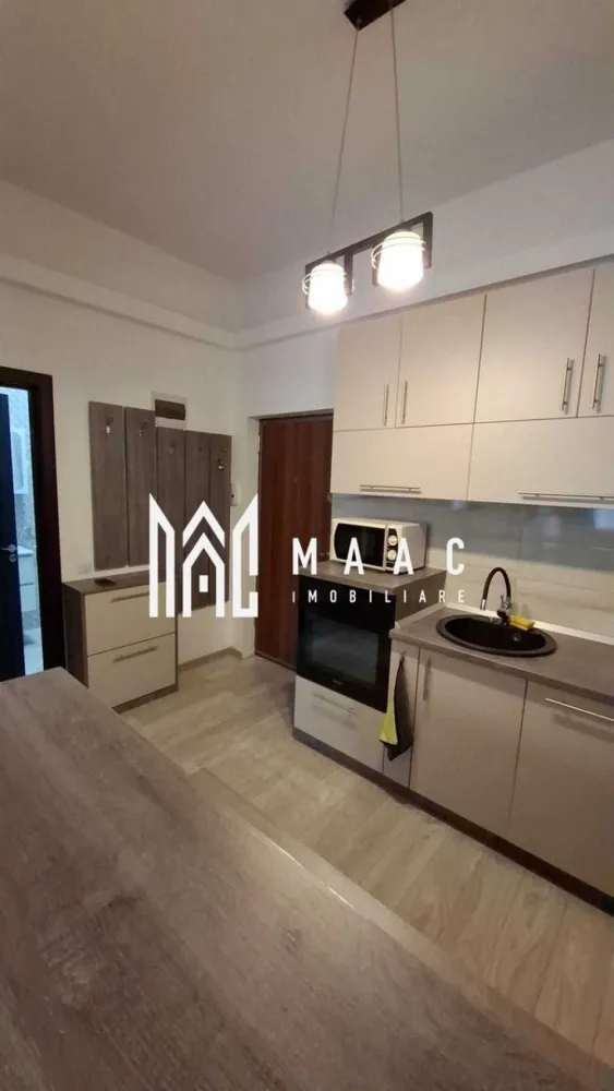 Apartament 2 camere | Doamna Stanca | Etajul 1 | Loc de parcare - MAAC Imobiliare vă propune spre inchiriere un apartament cu 2 camere, amplasat la etajul 1 din 3 al unui imobil aflat în zona Doamna Stanca.

Acesta este mobilat si utilat, compus din: living cu bucatarie open space de unde se face accesul pe balcon, dormitor matrimonial și baie dotata cu cabina de duș. Se închiriază așa cum apare în poze.
 
Suprafata utila este de 46 mp. 

Apartamentul beneficiază de un garaj cu loc de parcare privat, aflat la demisolul blocului.

Imobilul are acces facil la mijloace de transport în comun, centre comerciale și magazine alimentare.

Se percepe o garantie în cuantumul unei luni de chirie.

Pentru mai multe detalii, vă rugăm să specificați anunțul cu CP2931180.