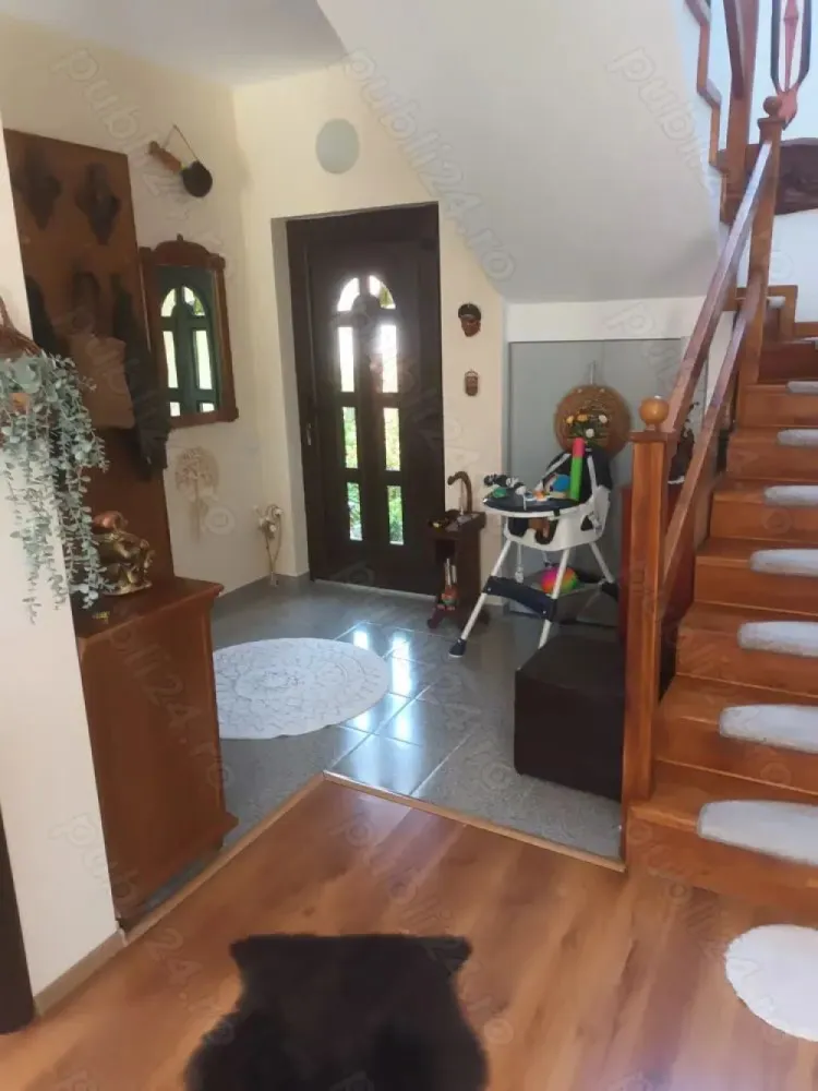 Casa de vânzare str Kaffka Margit - Casa are 3 dormitoare unu cu balcon 2 bai living bu
catarie cămară terasa garaj încălzire în pardosea airbag conditionat casa mobilata are apa canal curent gaz rds